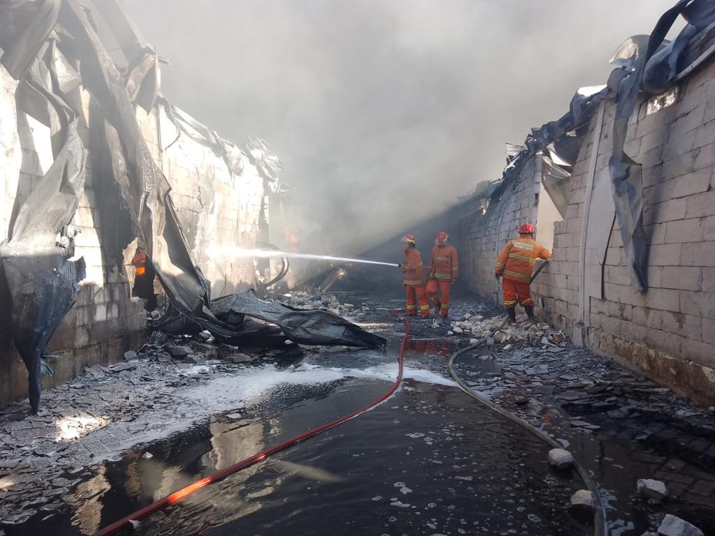 Pemadaman Kebakaran Pabrik Plastik di Menganti Gresik Butuh 100 Tangki Air, Begini Kronologinya