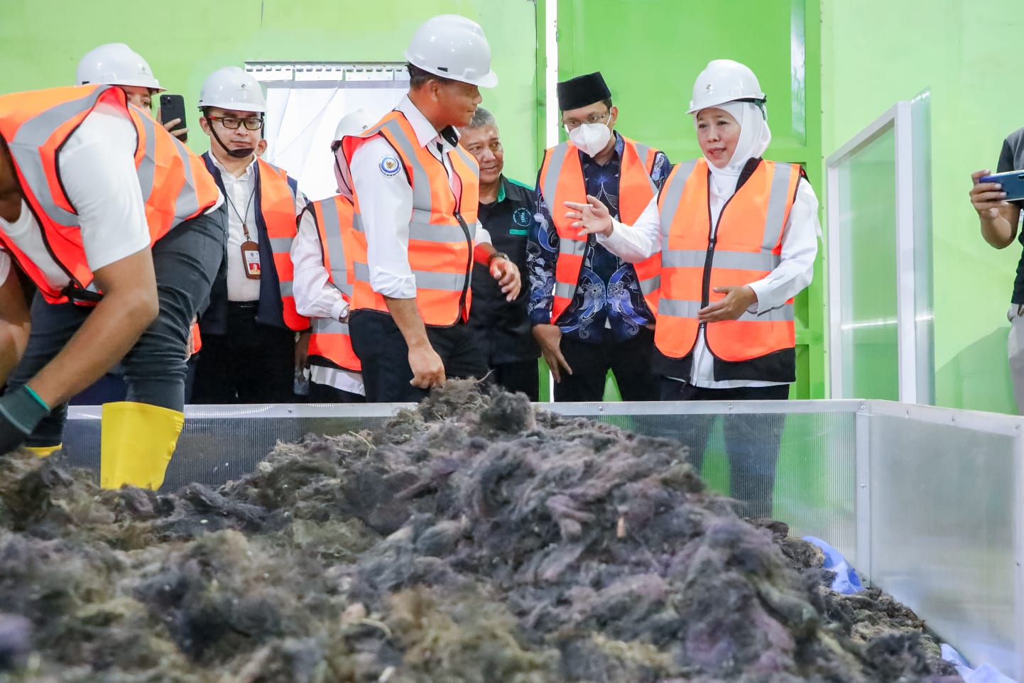 Khofifah Lepas Ekspor 15 Ton Rumput Laut Produk Koperasi ke Australia