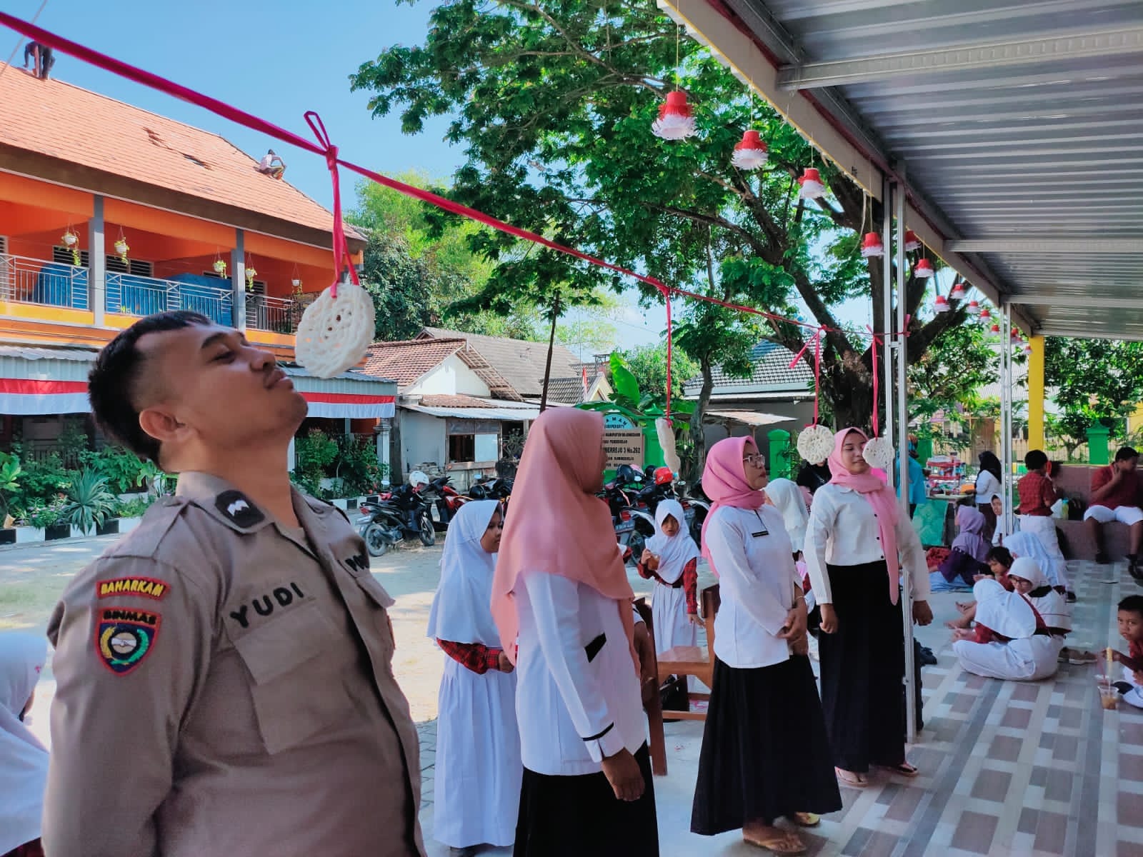 Bhabinkamtibmas Sumberejo dan Anak Berkebutuhan Khusus Ikuti Lomba Agustusan