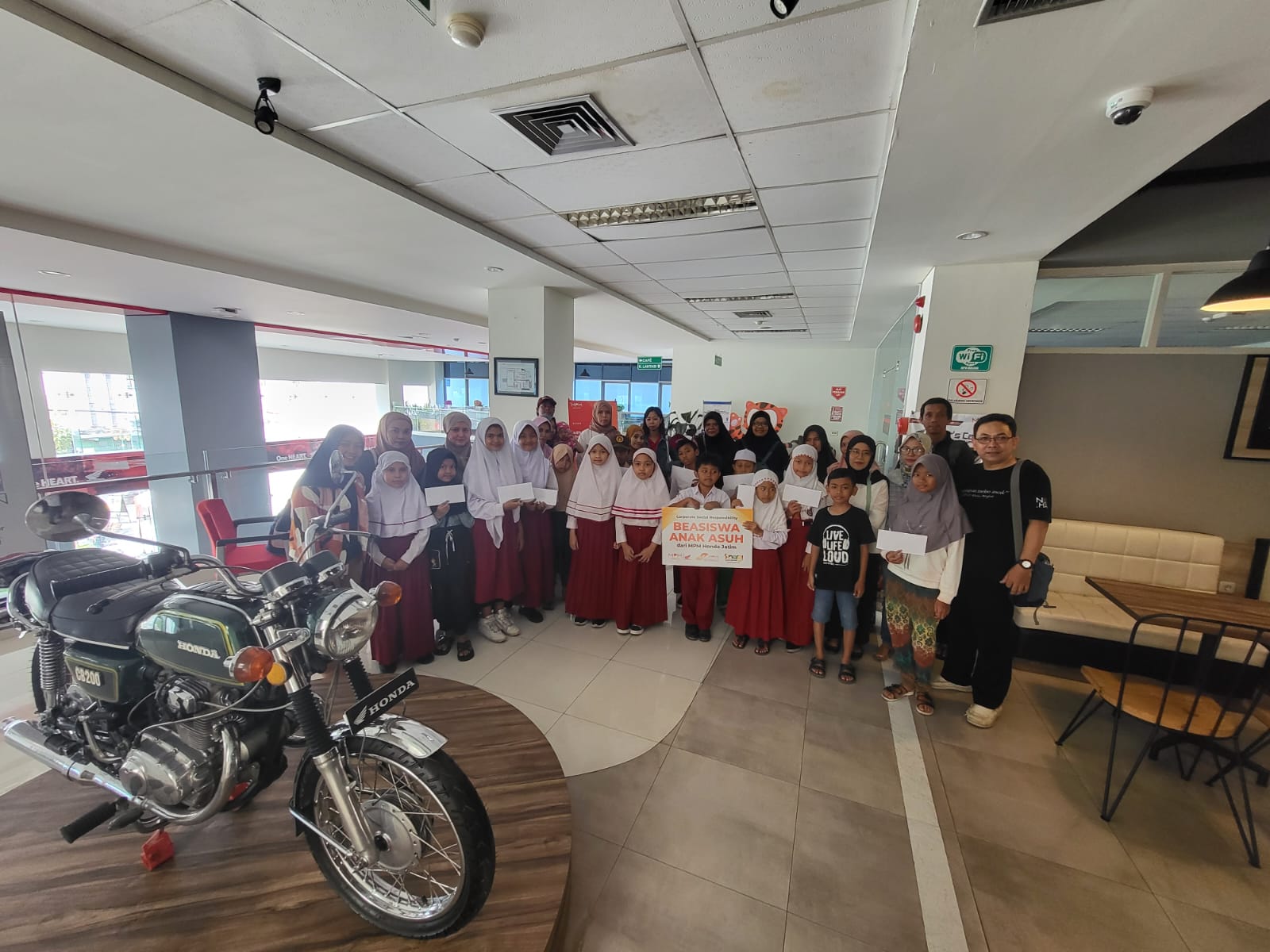MPM Honda Jatim Serahkan Beasiswa untuk Anak Asuh Program Pendidikan 2023