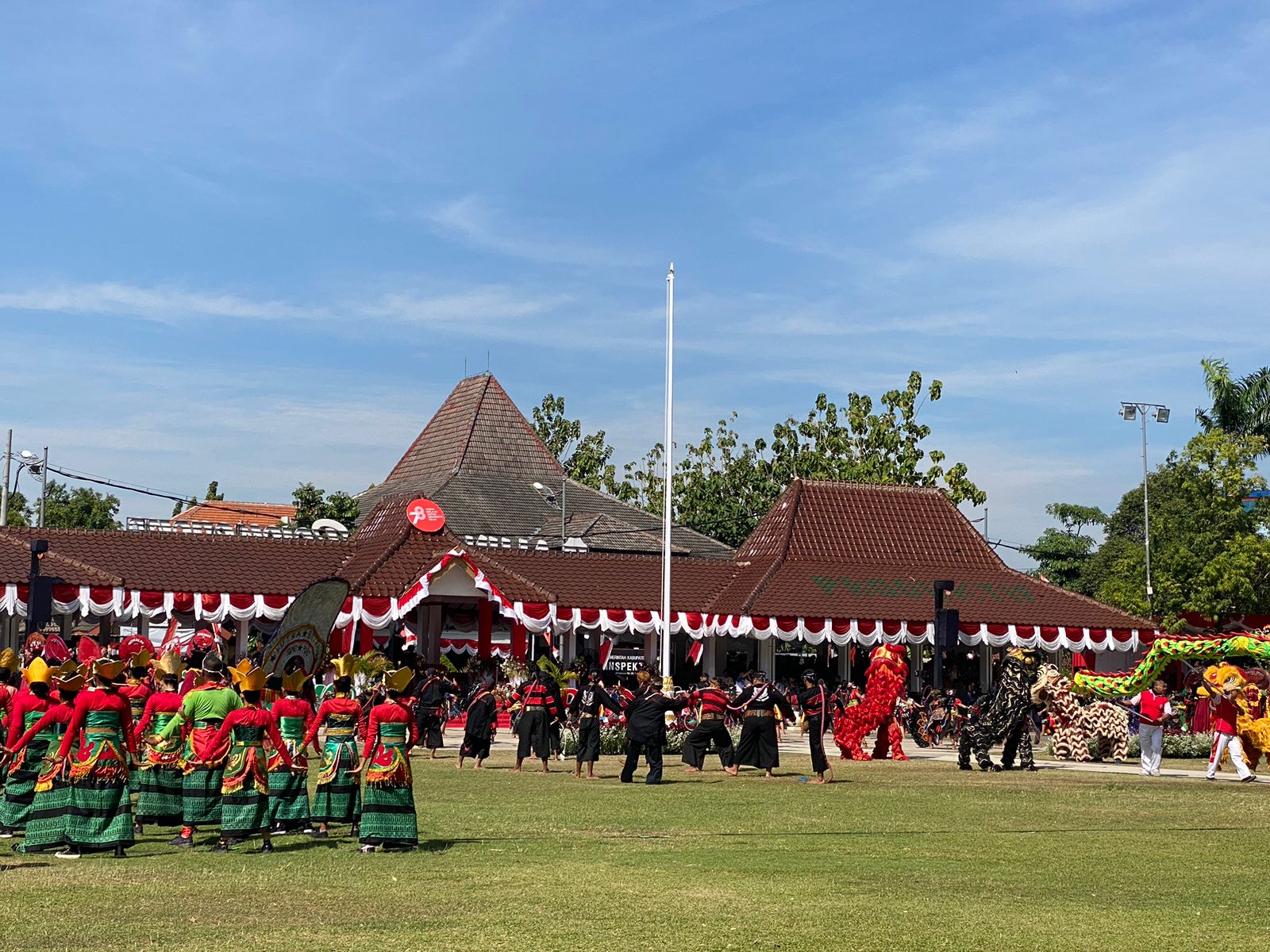 Kolaborasi Budaya Tampil Apik di Upacara HUT Ke-78 RI di Alun-alun Bojonegoro