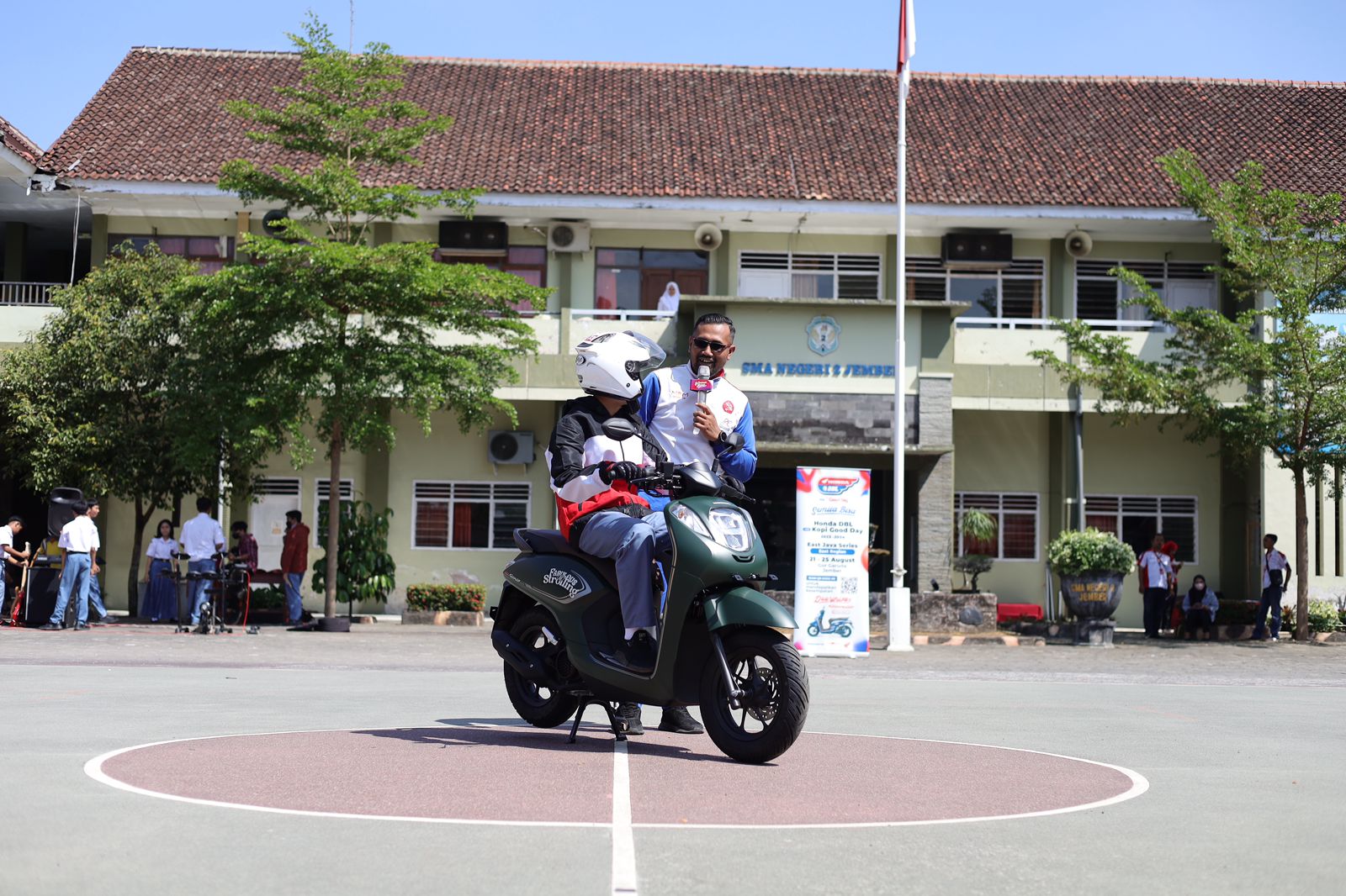 Kampanyekan Cari Aman di Roadshow Honda DBL 2023