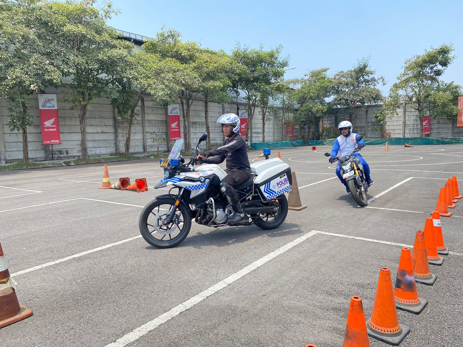 Tim RAJAWALI Polrestabes Surabaya Latihan #Cari Aman Berkendara di MPM Safety Riding Course