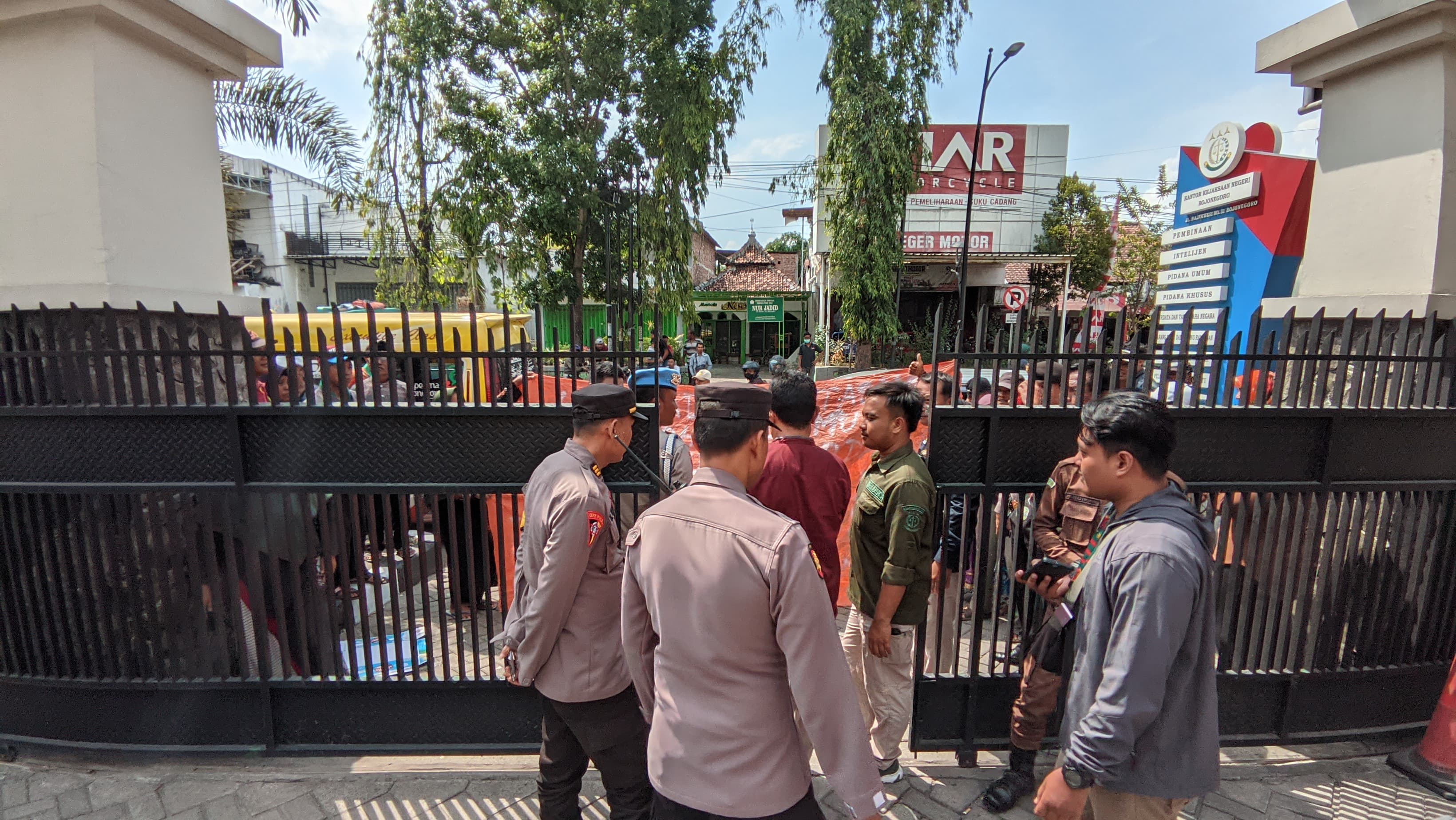 Ratusan Warga Gruduk Kejari Bojonegoro Gegar Kecewa Kepada JPU Karena Sidang Ditunda