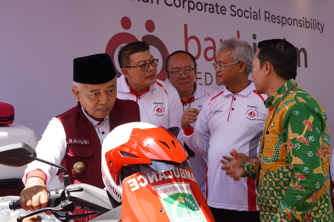 Dukung Layanan Kesehatan, Bank Jatim Serahkan CSR Sepeda Ambulans ke RSUD Kanjuruhan