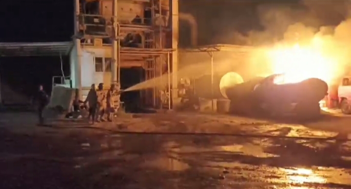 Akibat Terlalu Panas saat Suplai Aspal, Truk di Gudang PT SBS Bojonegoro Terbakar