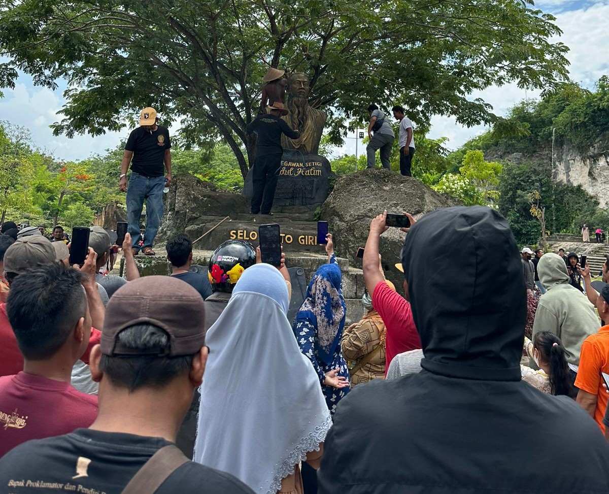 Warga Desa Sekapuk Gresik Robohkan Patung di Tempat Wisata Setigi, Kenapa?