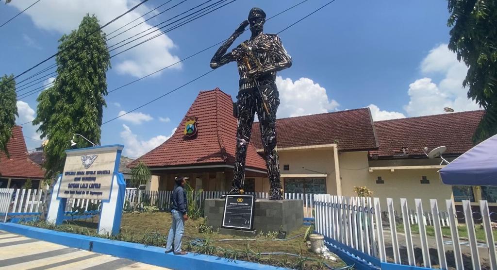 Keren, Ada Patung dari Knalpot 8 Meter di Satlantas Polres Bojonegoro