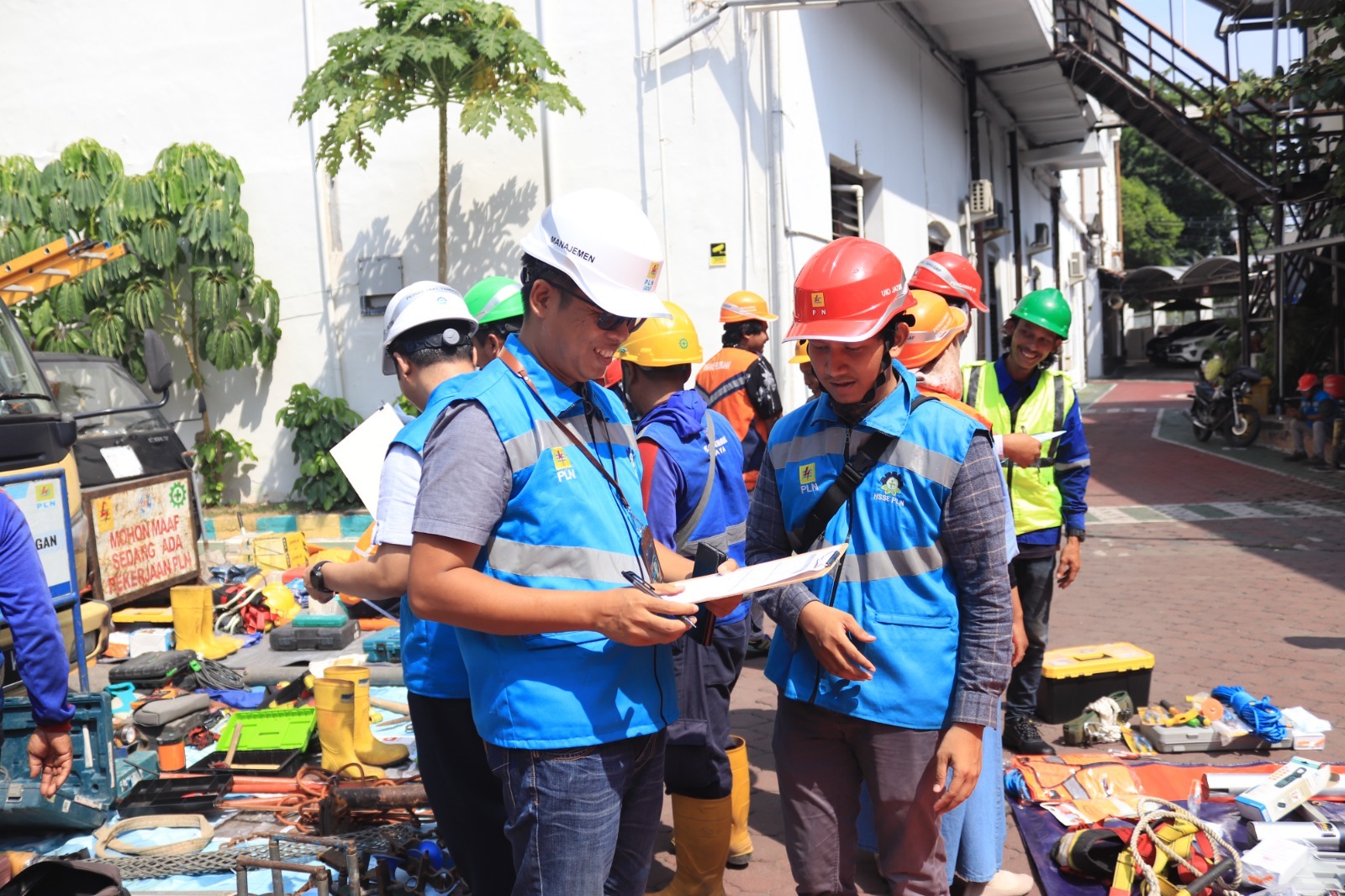 PLN UP3 Surabaya Utara Adakan Briefing K3 Mitra Kerja dan Gelar Peralatan