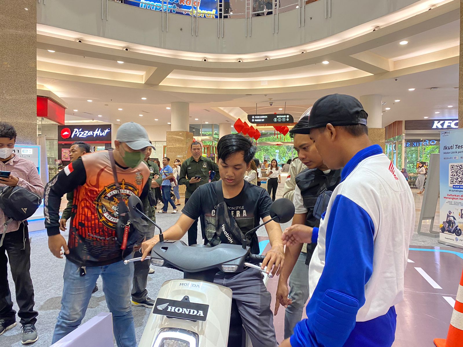 Sensasi Berkendara Honda EM1 e: dan Honda Em1 e: Plus di Dalam Mall