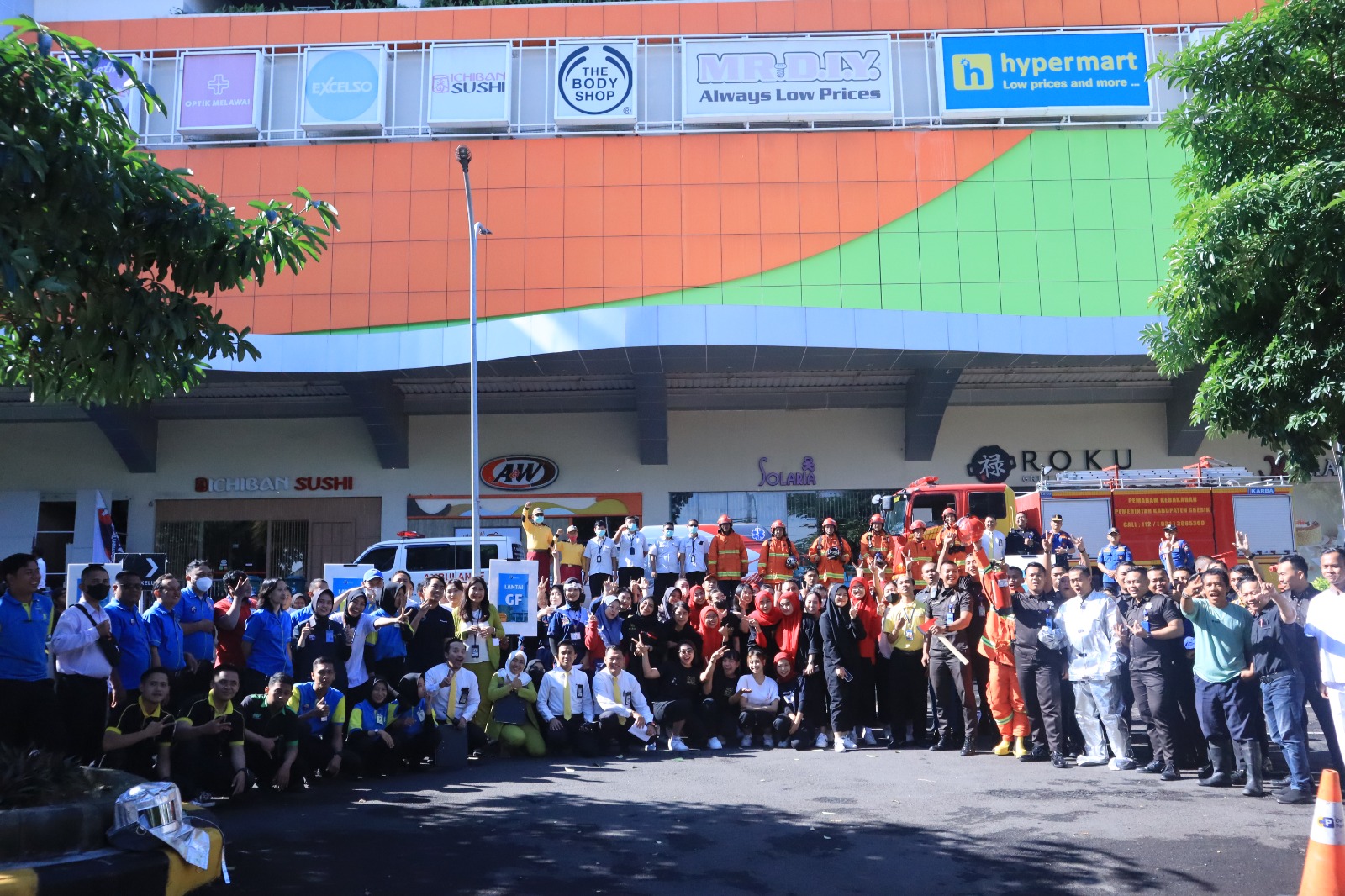 Mitigasi Bencana Kebakaran, Gressmall Bersama Damkarla Pemkab Gresik Gelar Pelatihan Simulasi Penanganan Kebakaran