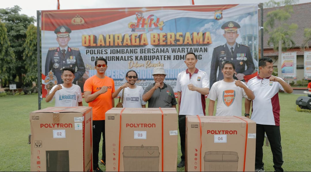 Hari Pers Nasional 2024, Polres Jombang Ajak Wartawan Jalan Sehat Berhadiah Sepeda Motor