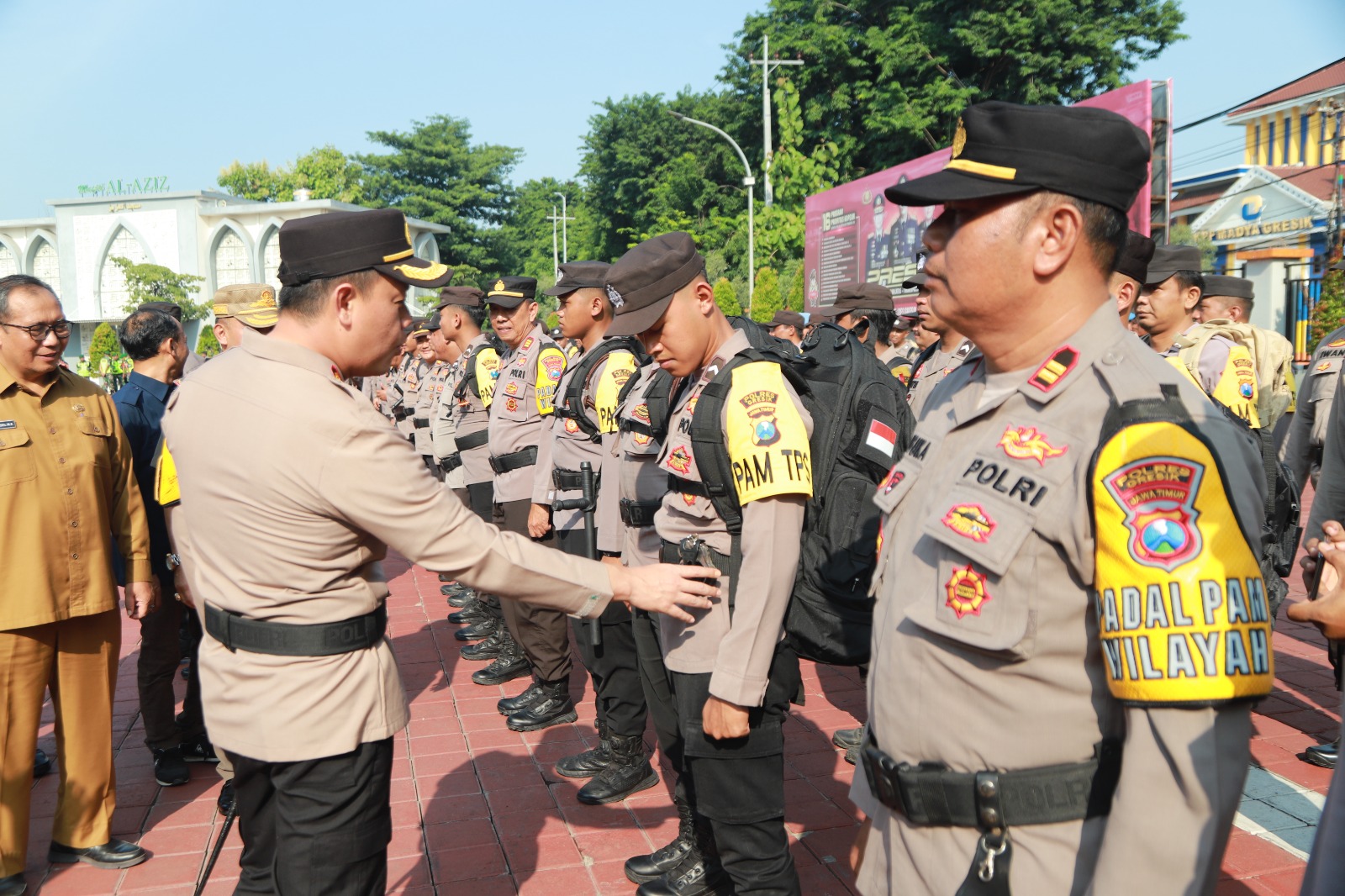 Kapolres Gresik Pimpin Apel Pergeseran Pasukan dan Patroli Skala Besar Pengamanan Pemilu 2024