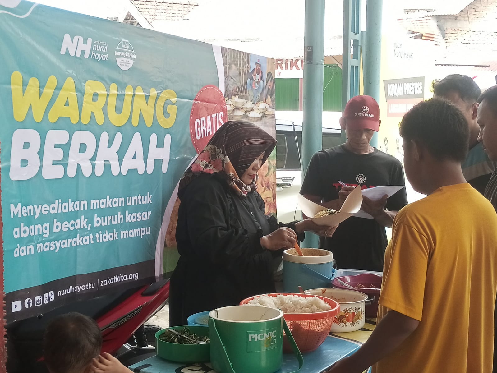 Melonjaknya Harga Beras, Nurul Hayat Buka Warung Berkah Gratis di Lamongan