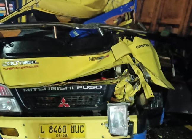 Truk Diesel Sruduk Dua Pengendara di Lampu Merah Balen Bojonegoro