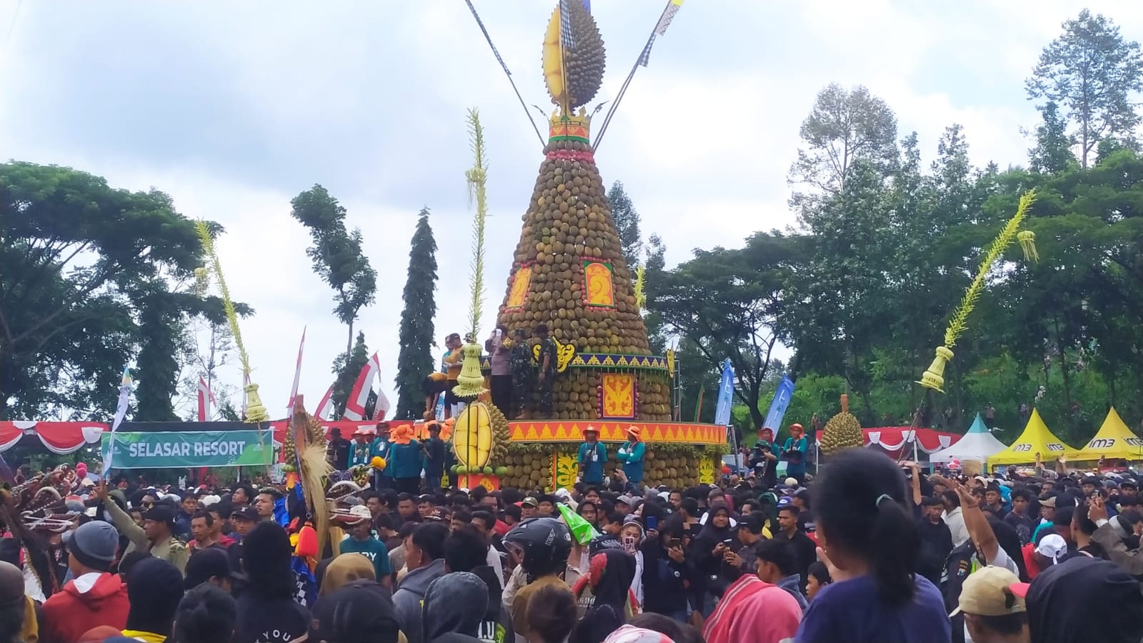 Terjang Panas Terik Matahari, Ribuan Warga di Jombang Rela Berebut 2.024 Buah Durian