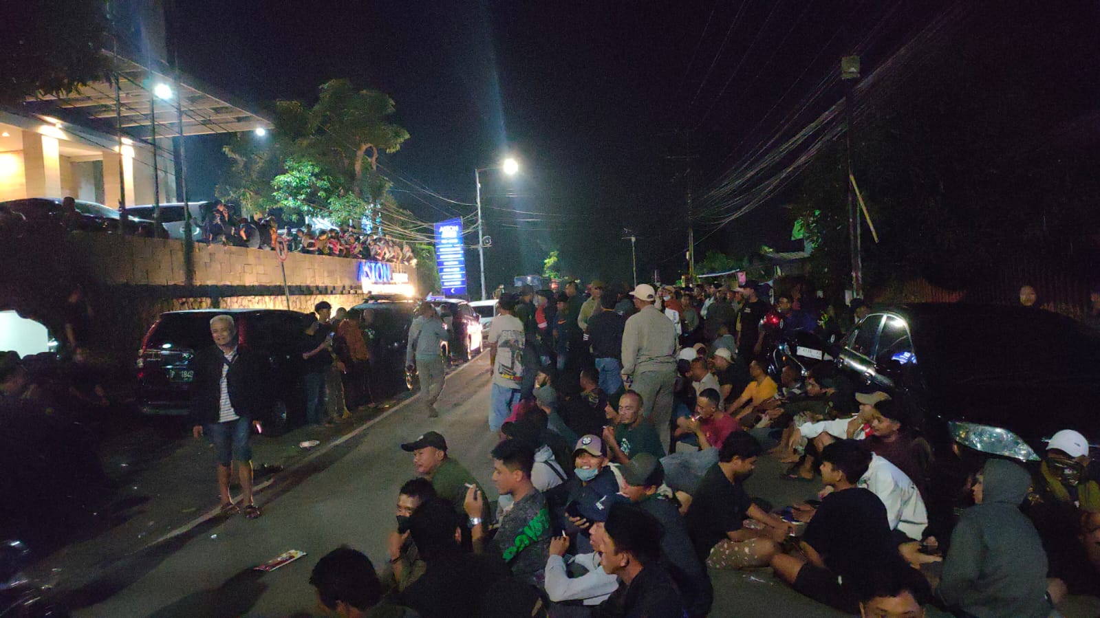 Massa Pendukung Caleg PAN Duduki Lokasi Rekapitulasi KPU Jember
