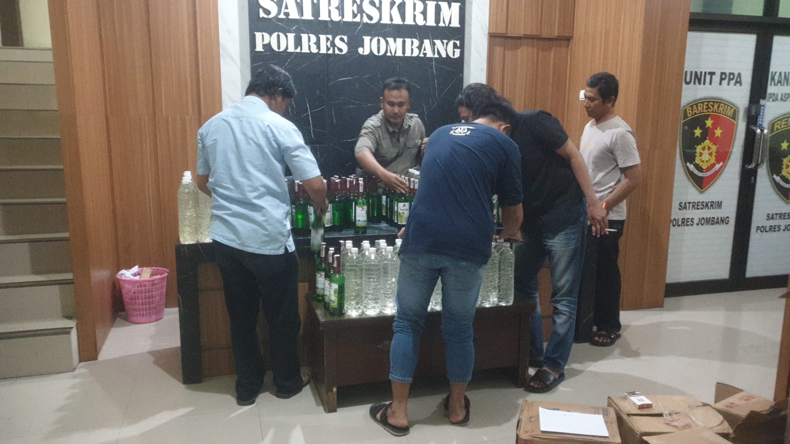 Polres Jombang Tangkap 8 Penjual Miras dengan Ratusan Botol Barang Bukti dalam Dua Hari