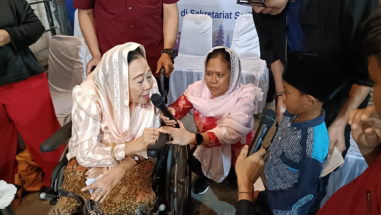 Mantan Ibu Negara Shinta Nuriyah Abdurrahman Wahid, Buka Bersama PKL dan Organisasi Lintas Agama di Jombang