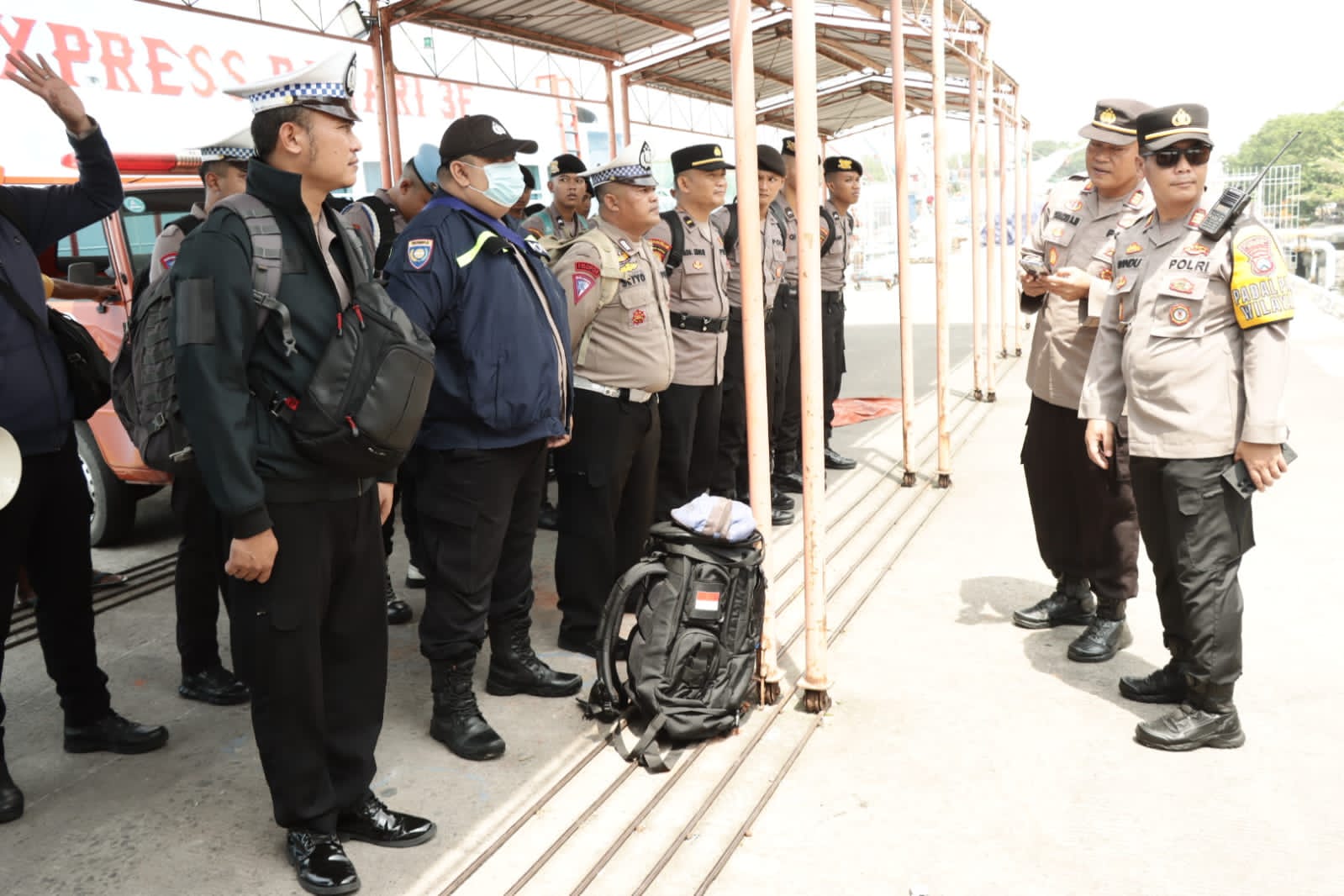 Kapolres Gresik Bersama Dandim 0817 Gresik Terjunkan Tim Trauma Healing untuk Korban Gempa di Pulau Bawean
