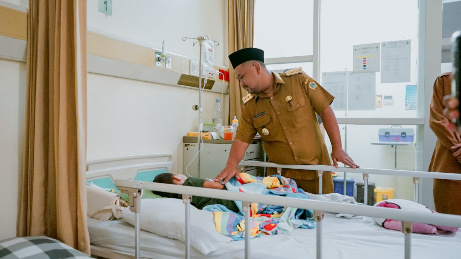 Kembali Dari Bawean, Bupati Yani Lepas Keberangkatan Bantuan dan Kunjungi Korban Luka Gempa Bawean.