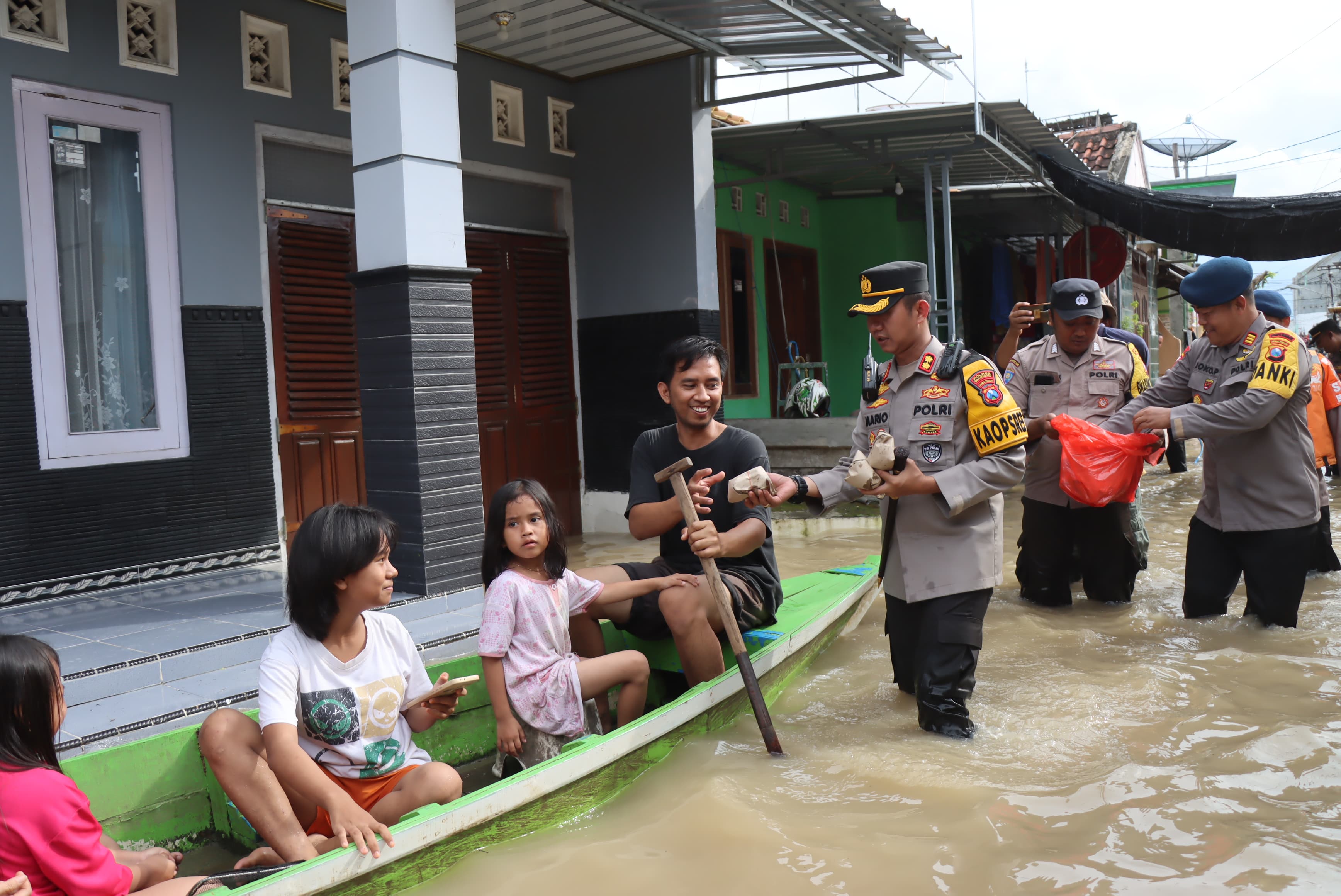 Kapolres Bojonegoro Bagikan 3.000 Nasi Bungkus di Lokasi Banjir