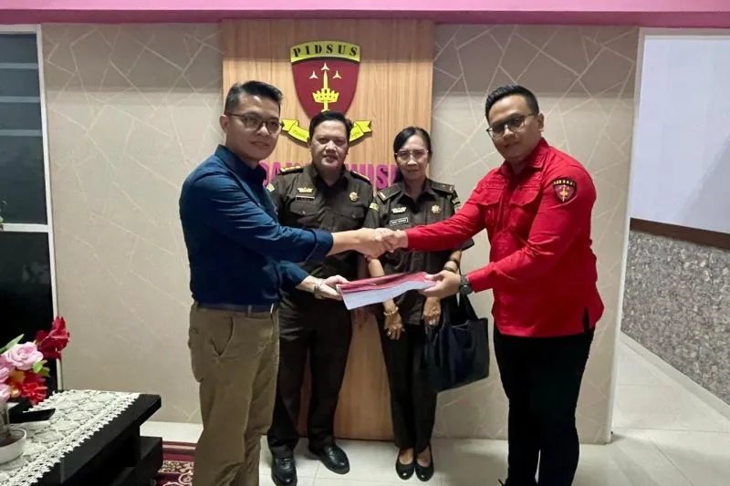 Kanwil DJP Jatim II Serahkan Pengemplang Pajak ke Kejari Sidoarjo