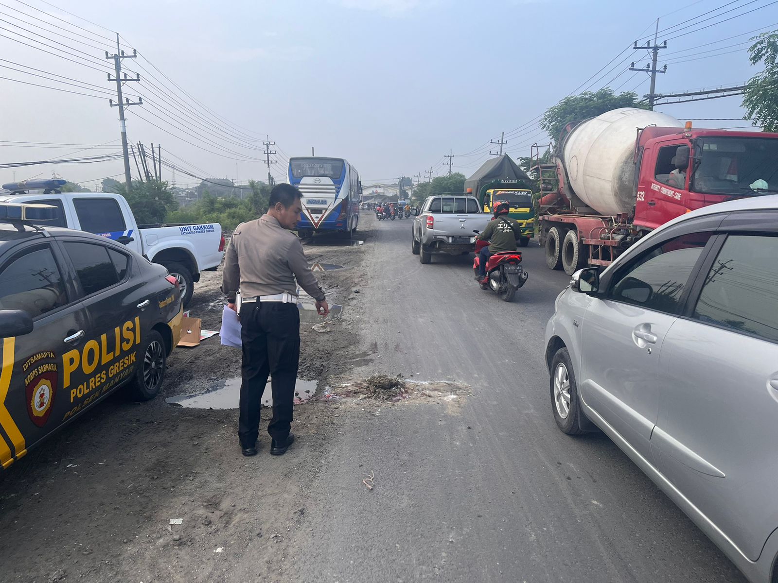 Berangkat Kerja, Pria 48 Tahun Meninggal Dunia Usai Senggol Truk di Manyar Gresik
