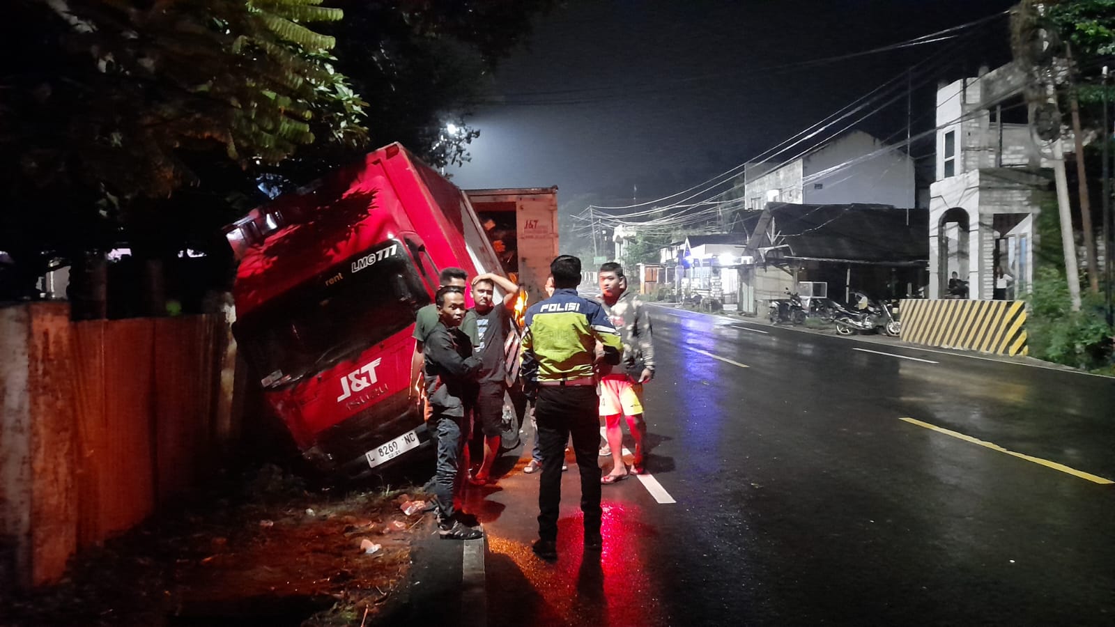 Truk Ekspedisi J&T Hantam Pemotor CBR Bojonegoro Hingga Tewas di Tempat