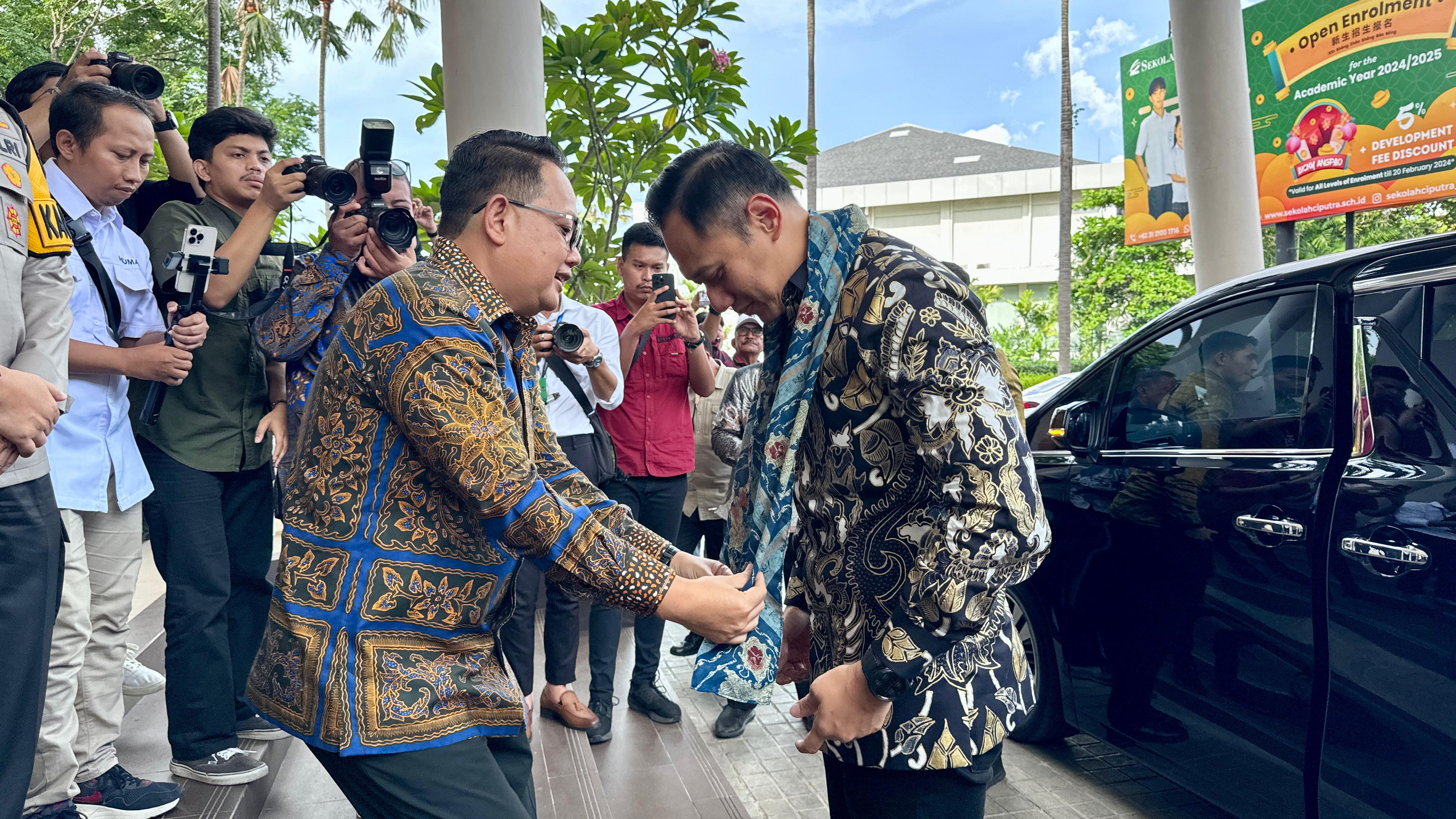 Dampingi Menteri ATR/BPN Serahkan Sertipikat Tanah Rumah Peribadatan, Pj. Gubernur Adhy Sebut Langkah Strategis untuk Berikan Kepastian Hukum
