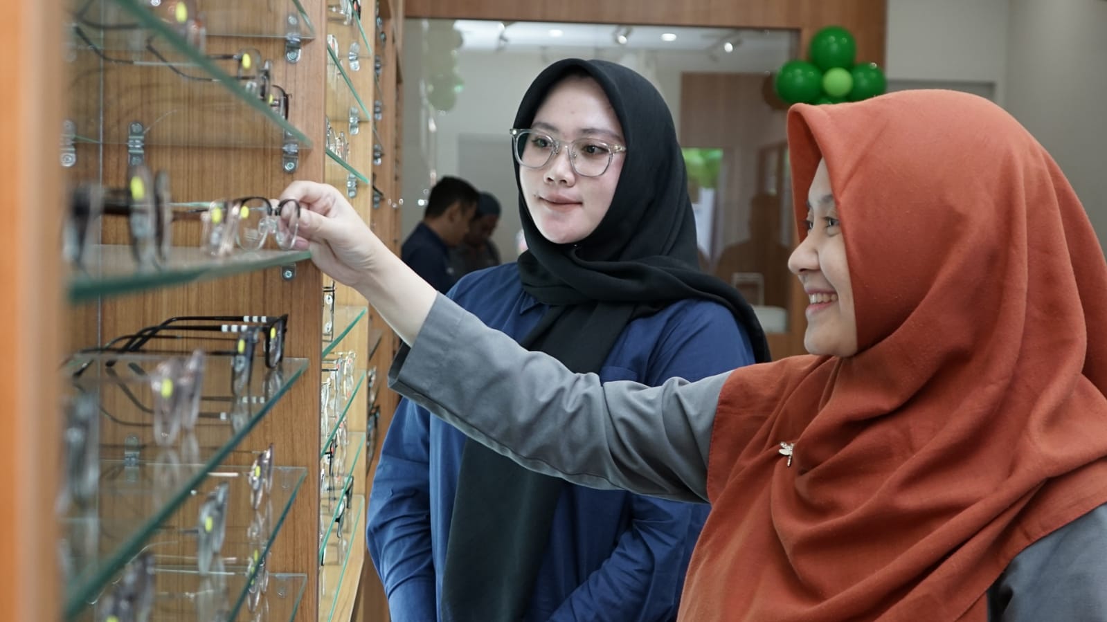 Optik Natamata Lamongan Hadirkan Kacamata Berkualitas Luar Negeri Harga Ekonomis