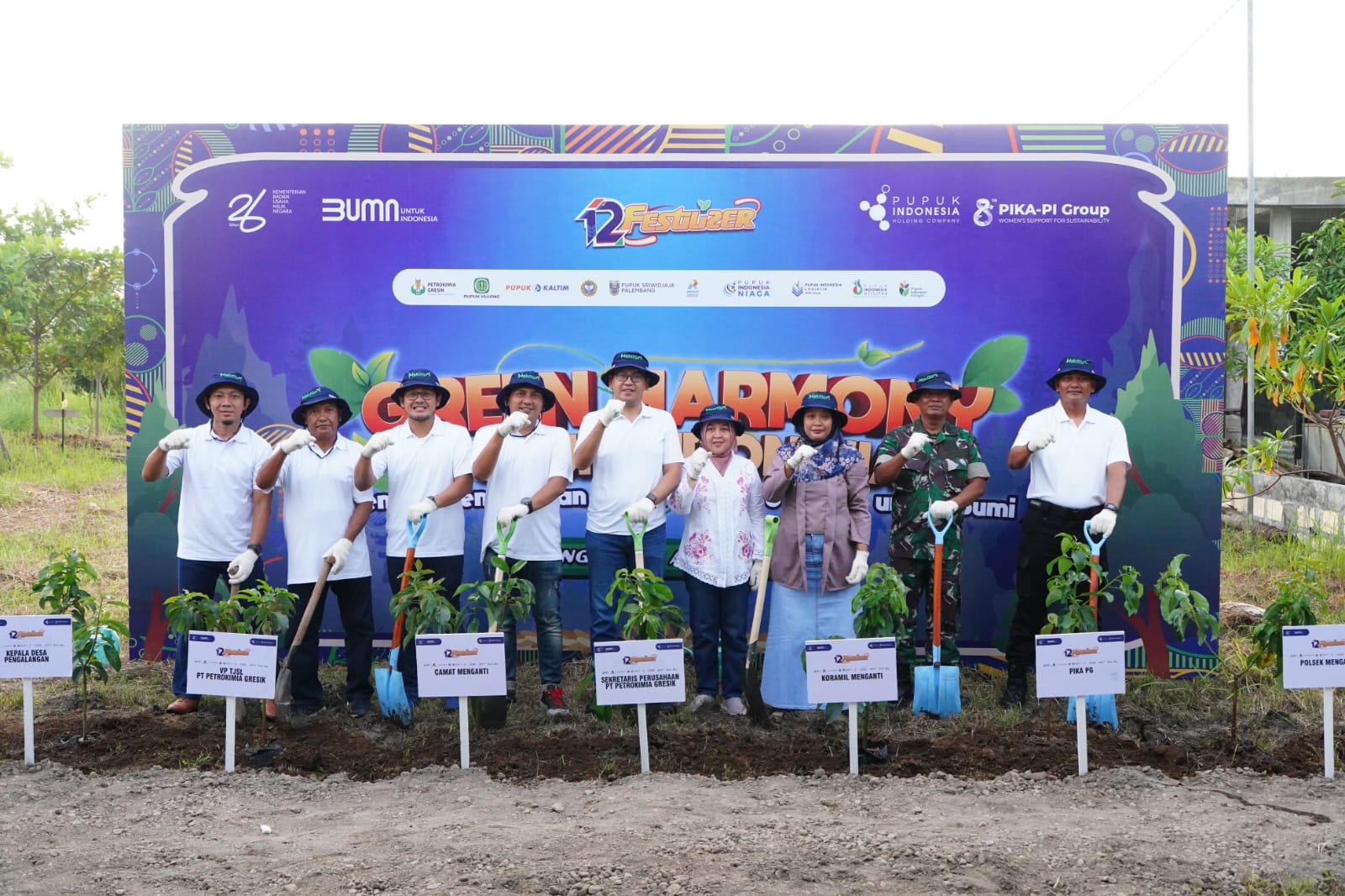 Upaya Pelestarian Lingkungan, 1.250 Bibit Pohon Ditanam Petrokimia di Desa Penggalangan