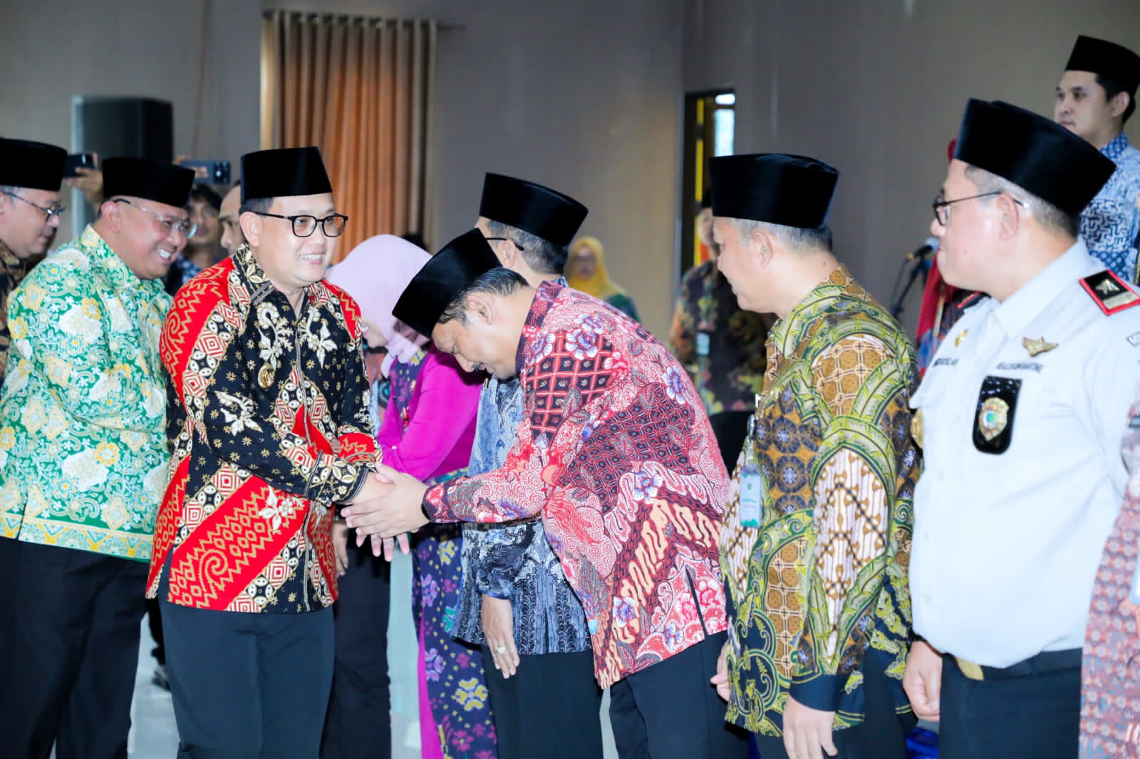 Lantik 23 PPIH Embarkasi Surabaya, Pj. Gubernur Adhy Pesankan Junjung Tinggi Komitmen Berikan Pelayanan Prima bagi Jemaah Haji