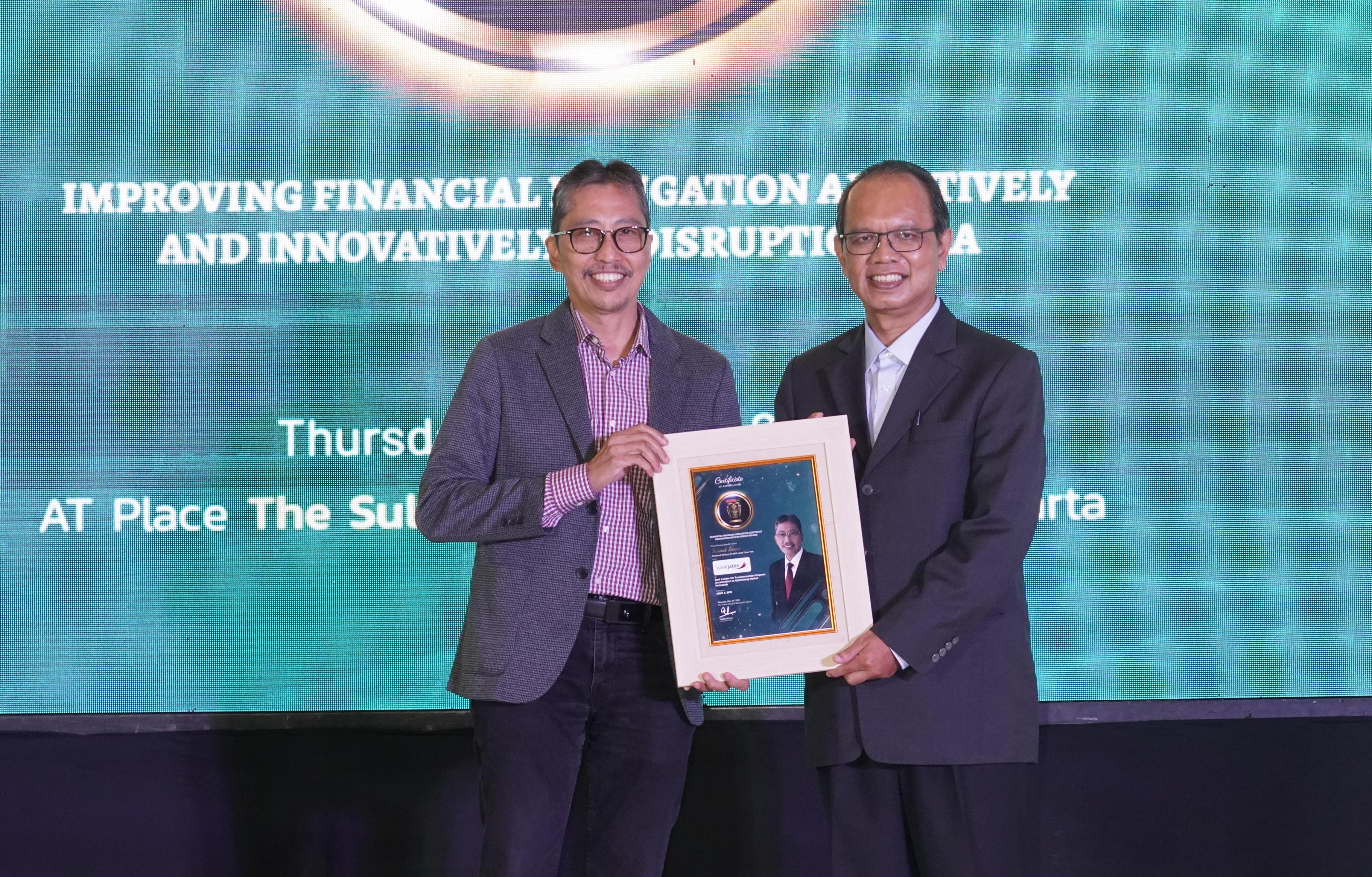 Cetak Prestasi Gemilang, Bank Jatim Sabet Dua Penghargaan dari Warta Ekonomi