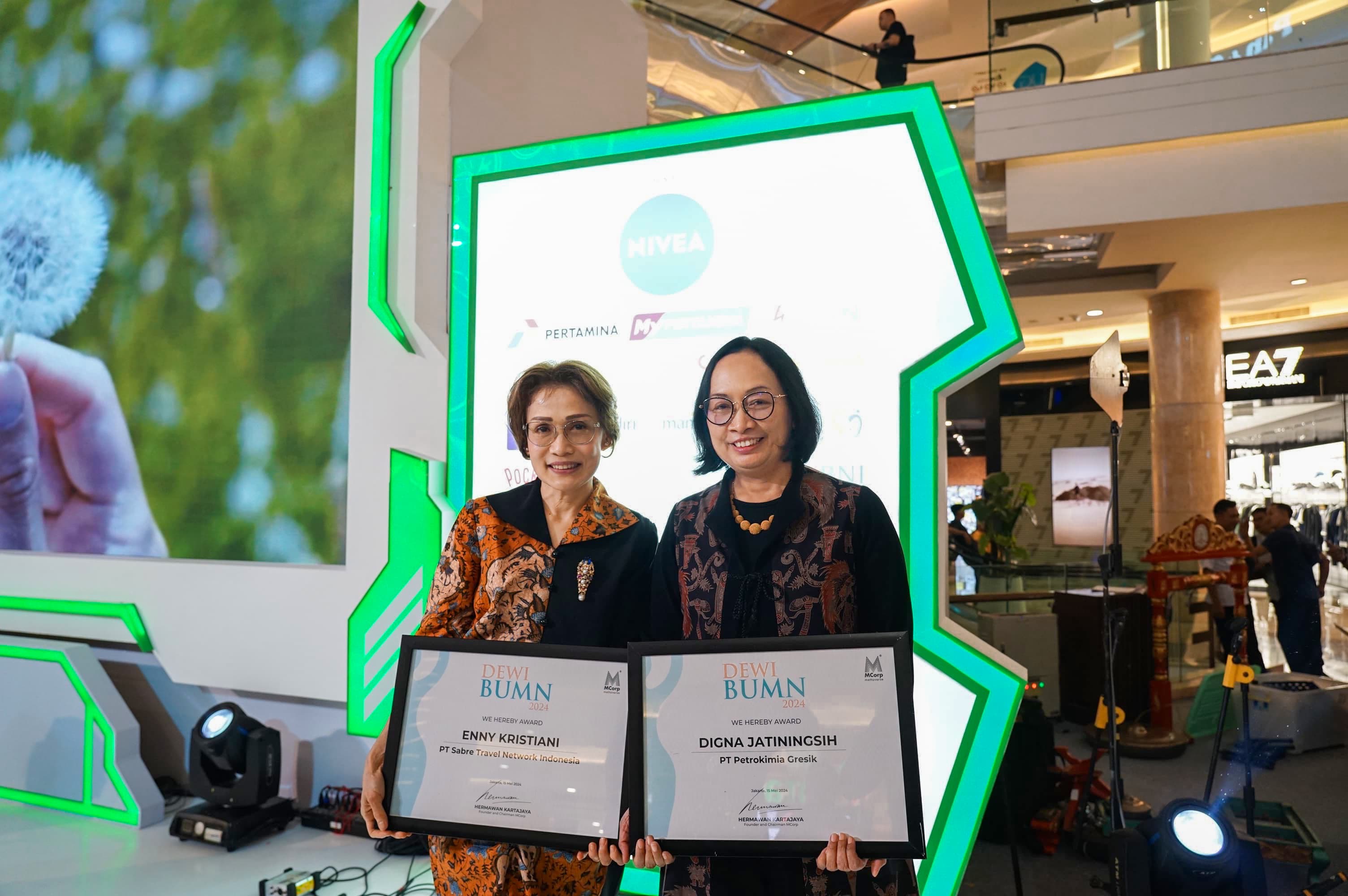 Direktur Operasi dan Produksi Petrokimia Dinobatkan Sebagai Dewi BUMN 2024