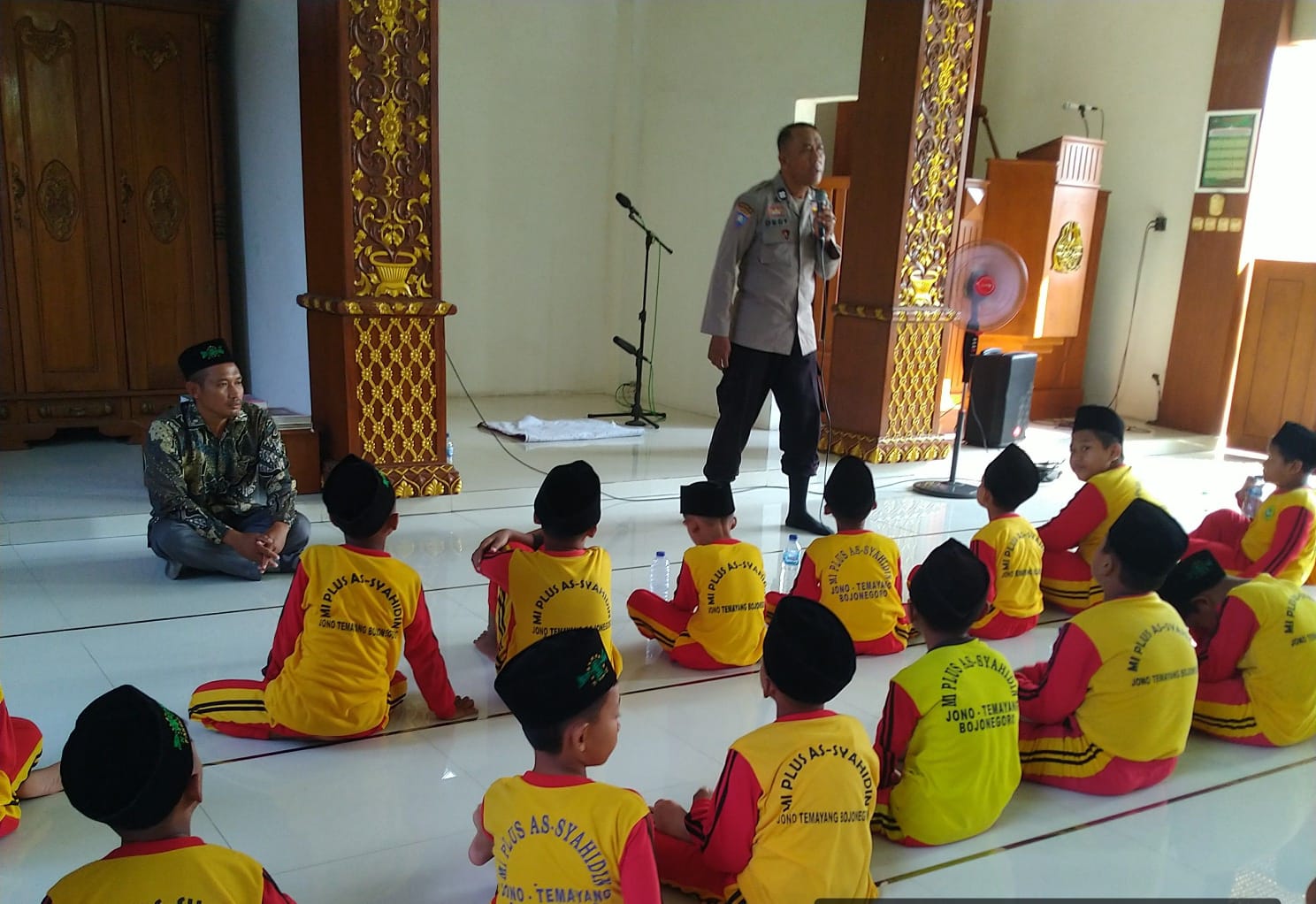 Cegah Bullying, Kanit Binmas Polsek Temayang Sehari Menjadi Guru di MI