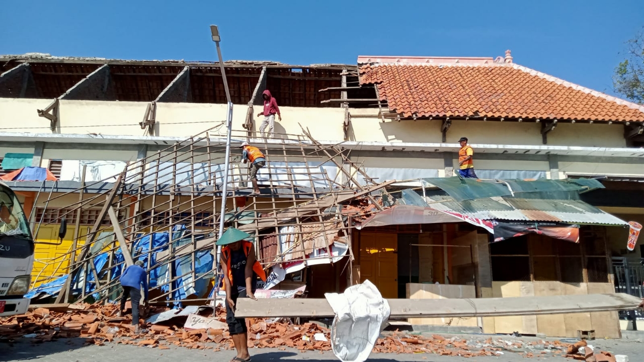 Diduga Karena Sudah Keropos, Atap Pasar Sore di Tuban Roboh