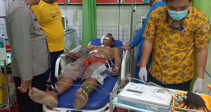 Pemasang Banner di Jombang Tersengat Listrik, Terjatuh dan Alami Luka Bakar