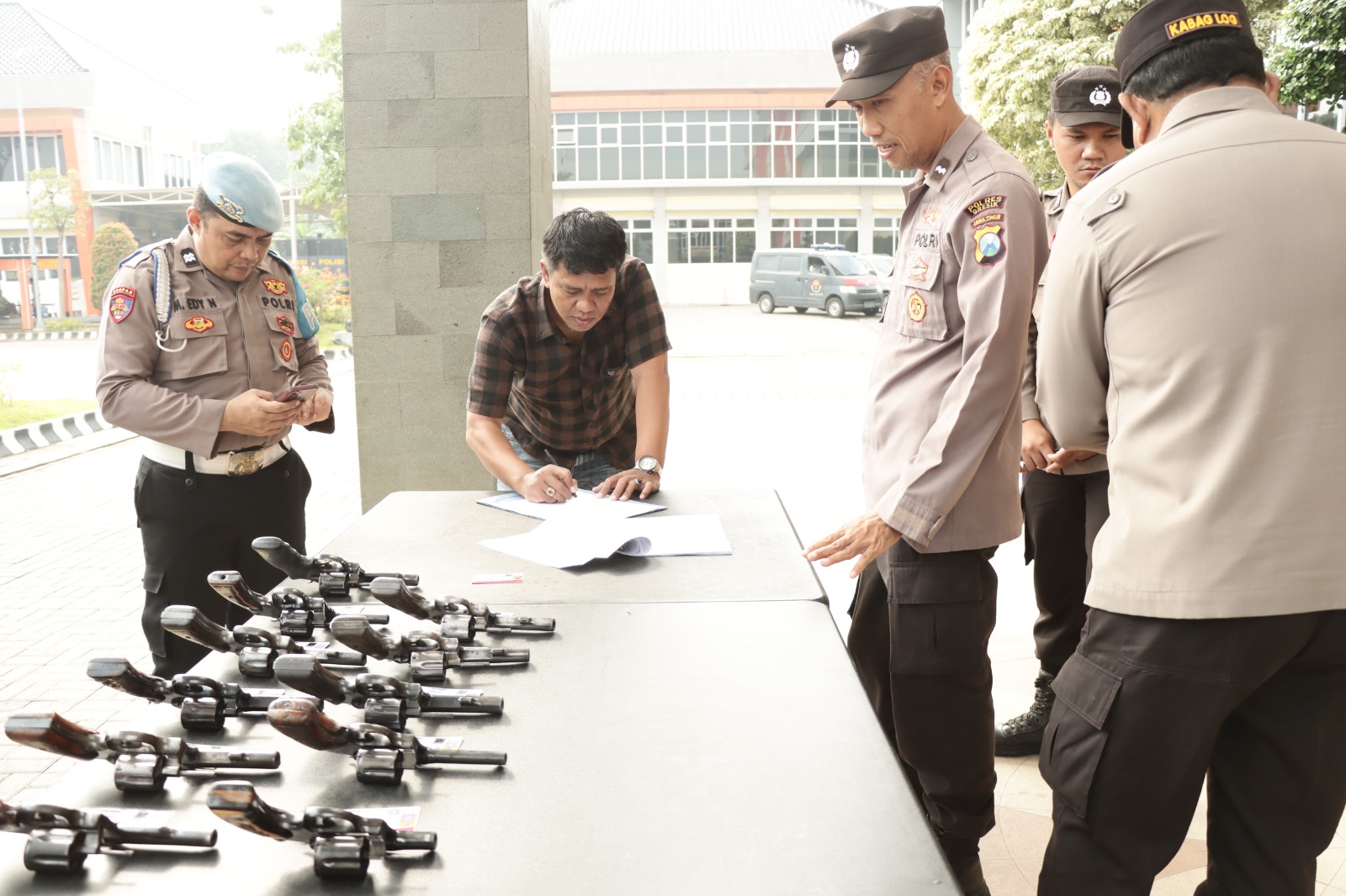 Polres Gresik Sidak Senjata Api Anggota, Ada Apa?