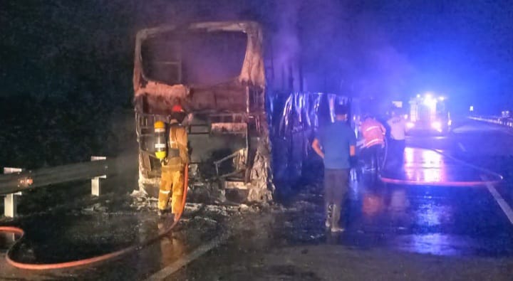 Diduga Mesin Bermasalah, Bus Gunung Harta Ludes Terbakar di Tol Jombang