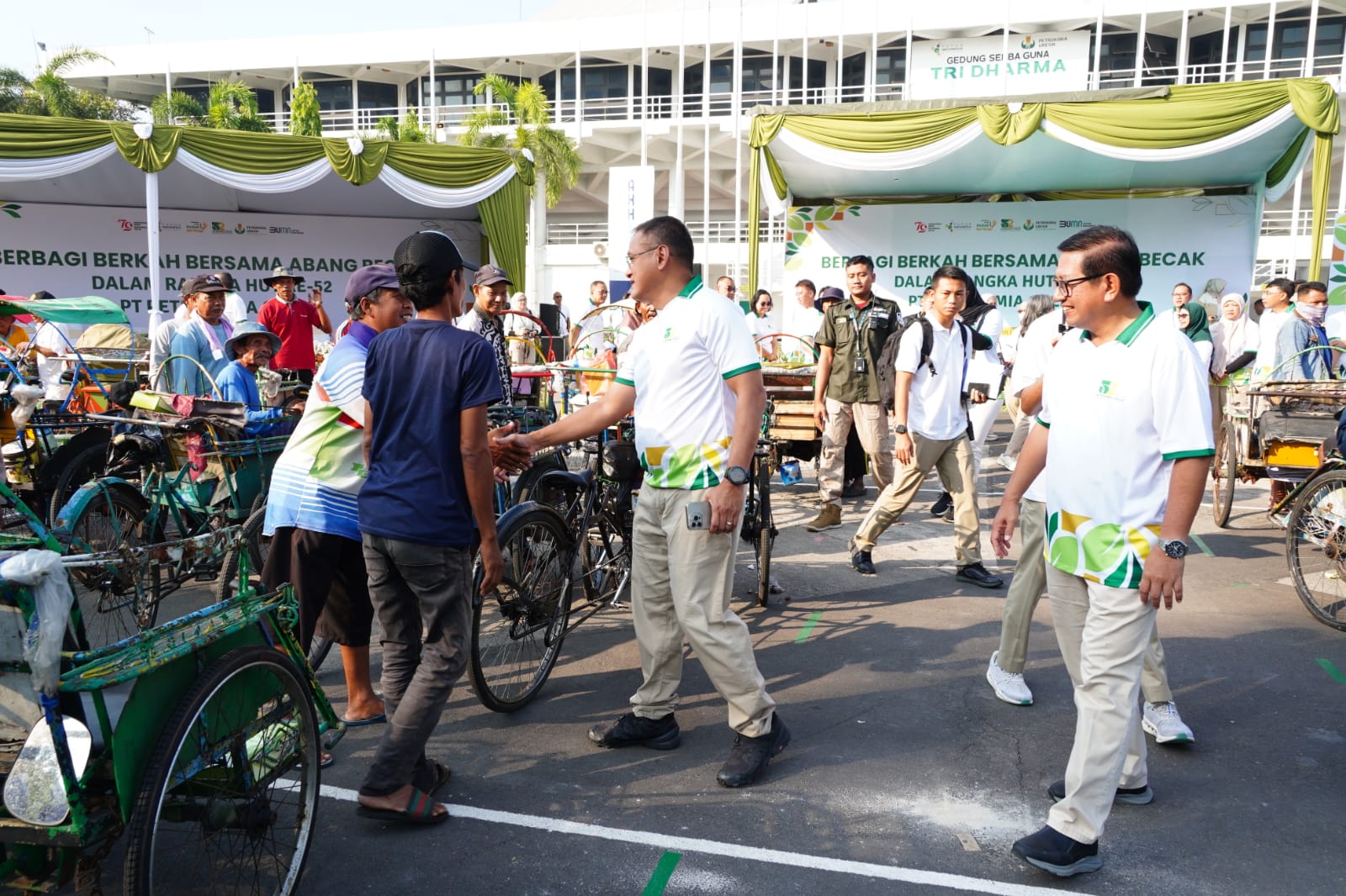 Petrokimia Gresik Berikan Bantuan Kepada Abang Becak dan Masyarakat Sekitar dalam Momen HUT ke-52