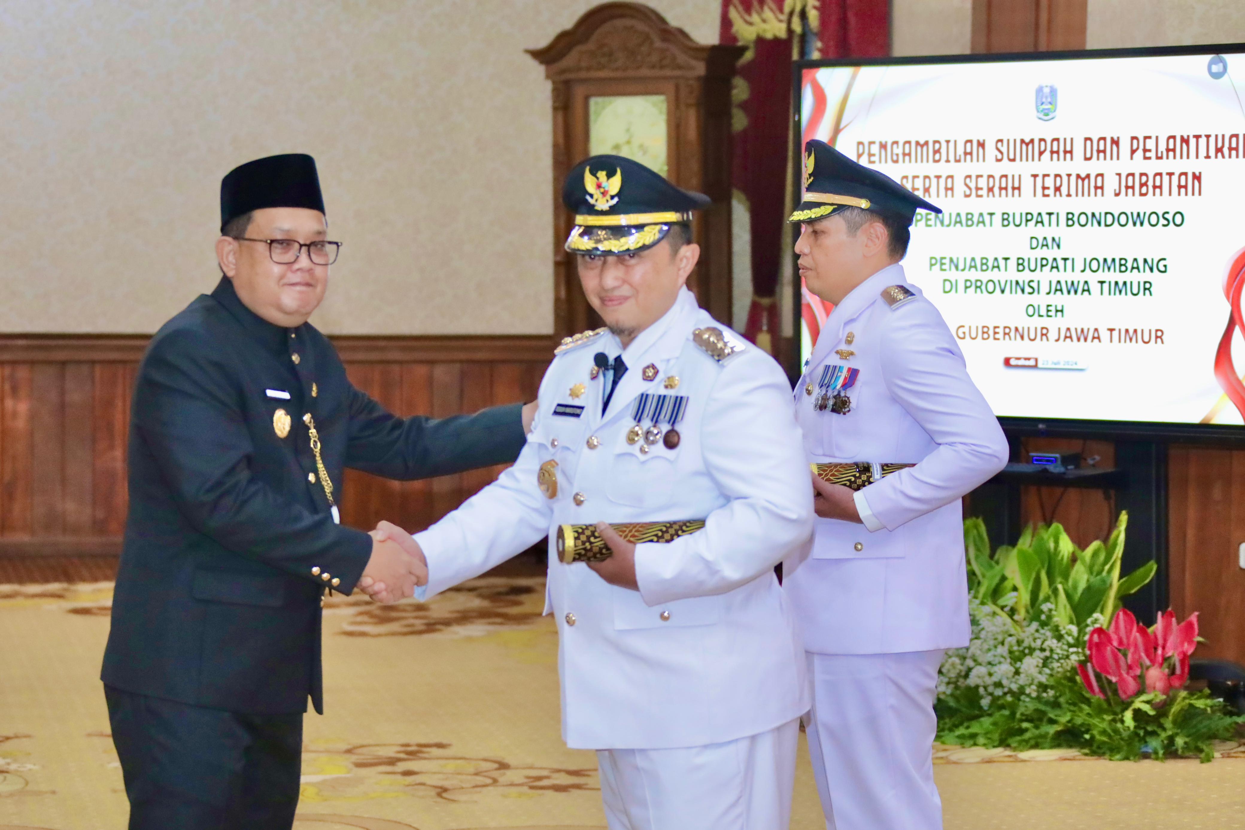 Lantik Pj .Bupati Bondowoso dan Pj. Bupati Jombang, Pesan Pj Gubernur Adhy: Segera Bersinergi dan Berkoordinasi dengan DPRD dan Forkompinda Kabupaten