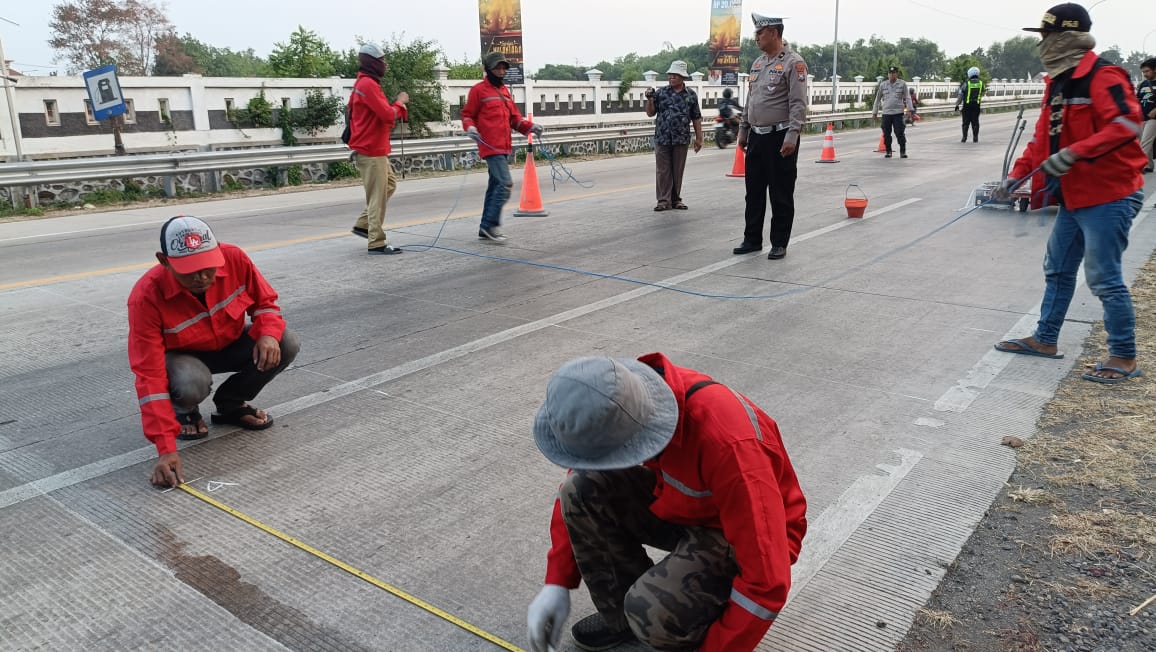 Kerap Kali Jadi Sirkuit Balap Liar Dadakan, Polisi Pasang Speed Trap di Jalan Raya Glagahan Kecamatan Perak Jombang