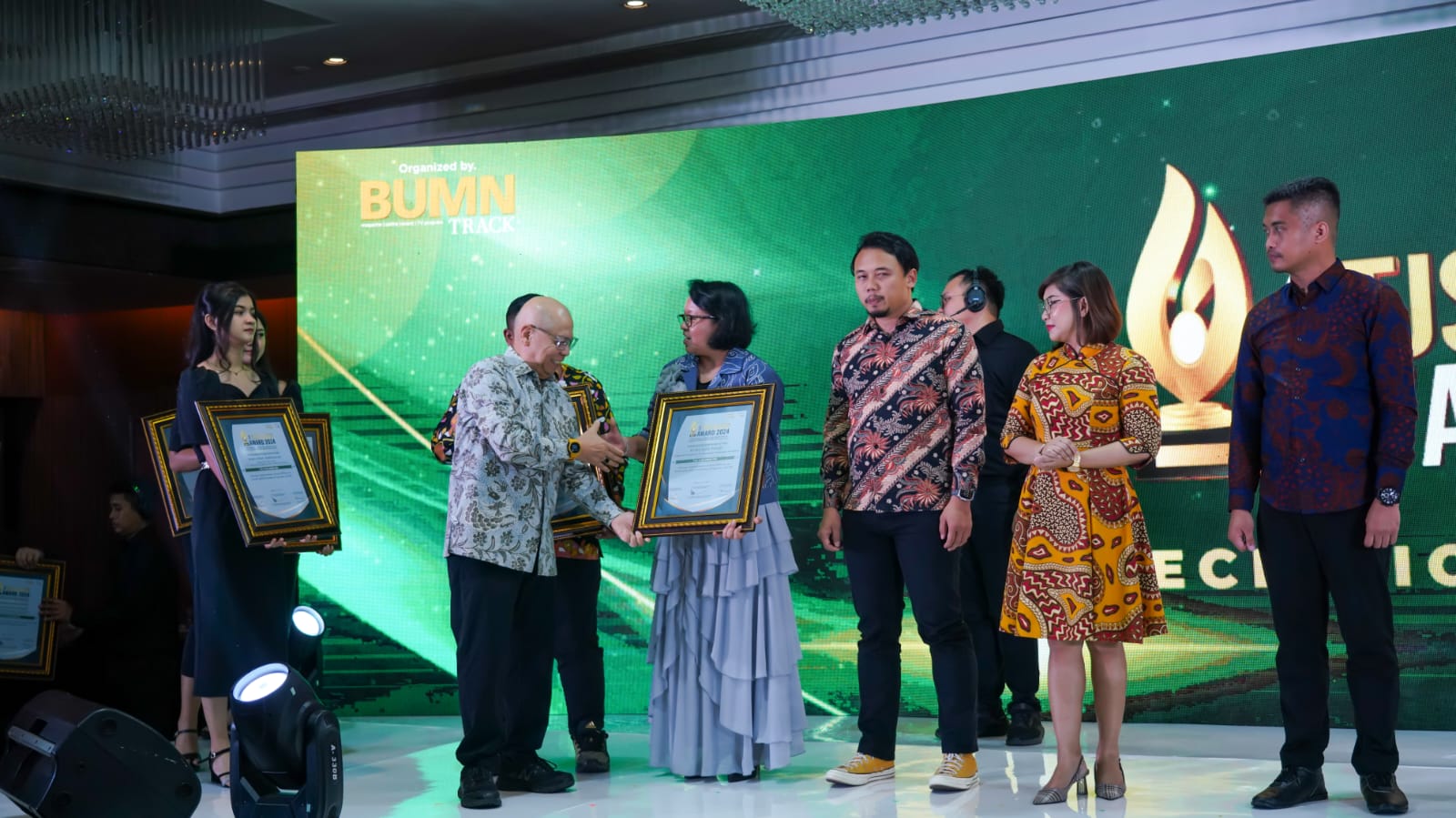 PT Terminal Petikemas Surabaya Raih Penghargaan TJSL dan CSR Award