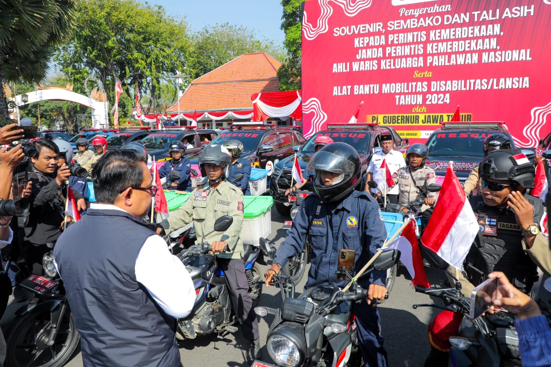 Pj. Gubernur Adhy Berangkatkan TKSK dan TAGANA, Salurkan Tali Asih bagi Keluarga Pahlawan dan Perintis Kemerdekaan