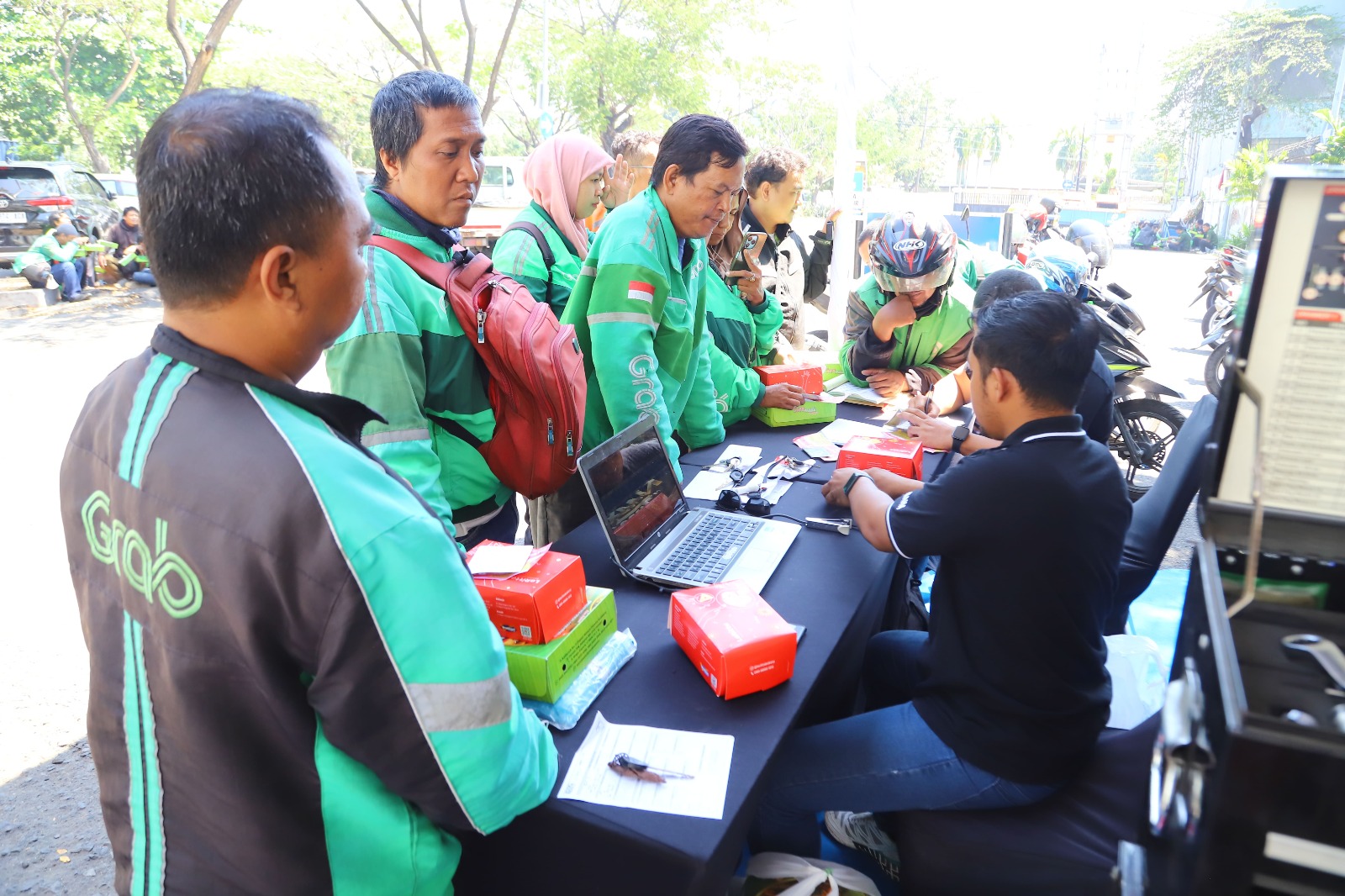 Sambut HUT RI ke-79, Pelindo Regional 3 dan Pelindo Terminal Petikemas Gelar Sosialisasi Safety Riding hingga Servis Motor Gratis Para Driver Online