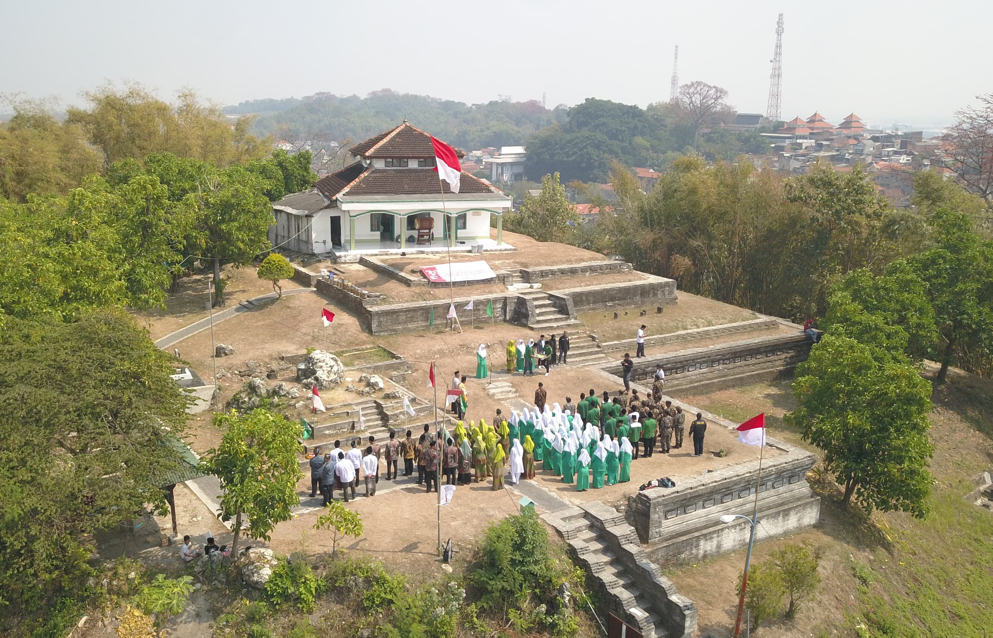 Ansor Kecamatan Kebomas Gelar Upacara HUT RI ke-79 di Giri Kedaton, Dataran Tertinggi di Gresik