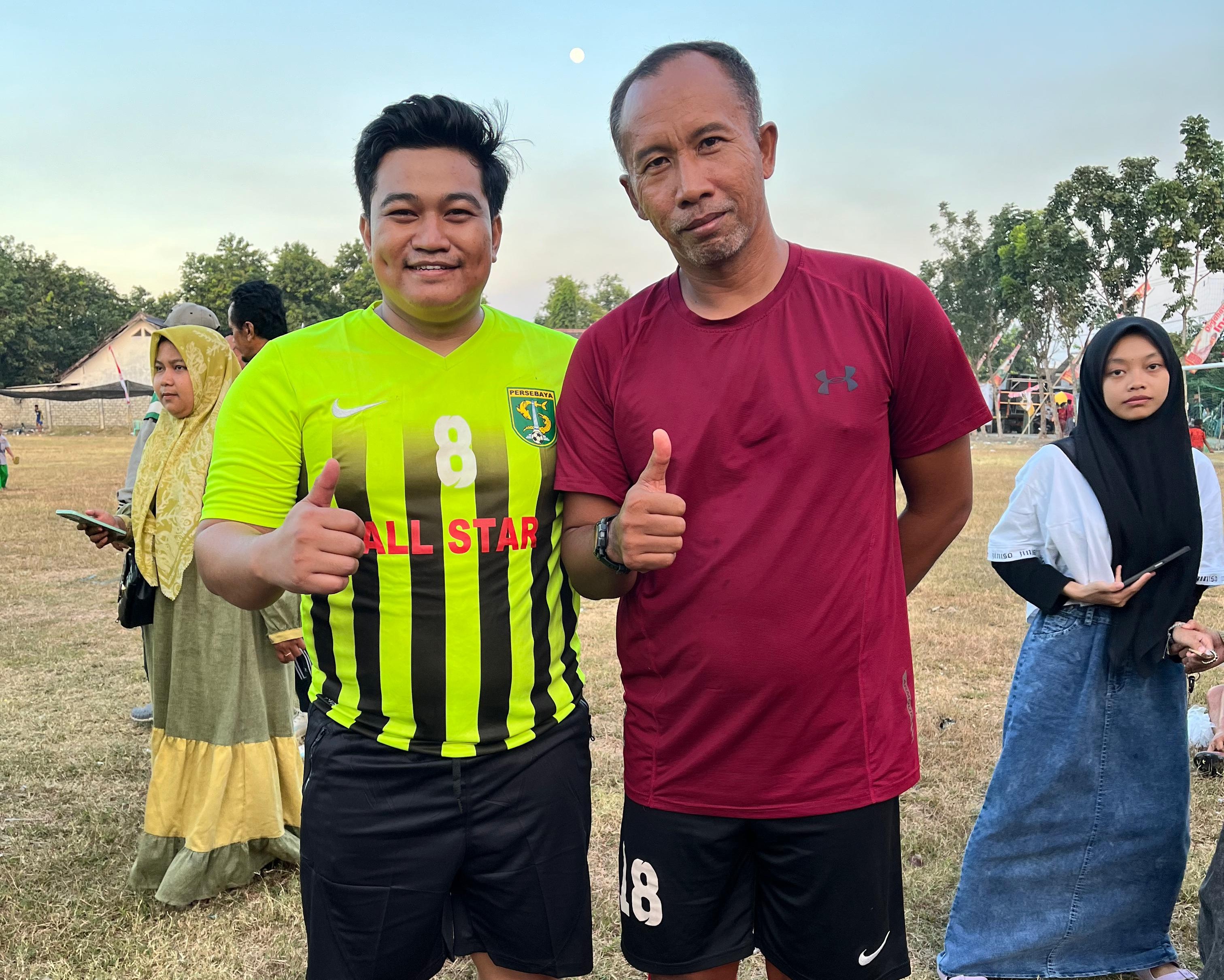 Main Bola Bersama Legenda Persebaya, Cabup Syahrul Munir Inginkan Standarisasi Lapangan Sepak Bola di Desa