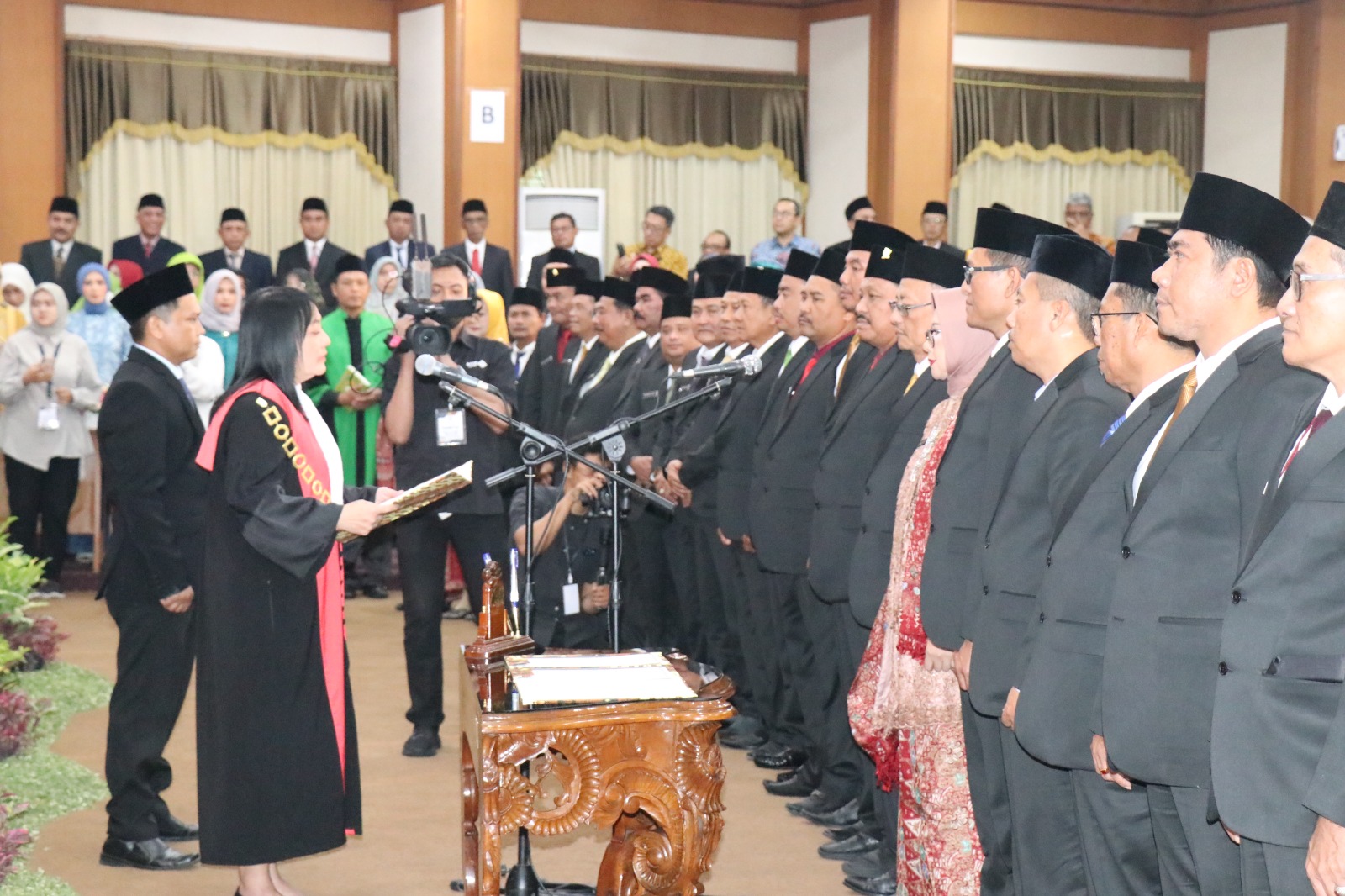 50 Anggota DPRD Gresik Ucap Sumpah dan Janji, Sosok Ini Jadi Ketua dan Wakil Ketua Sementara