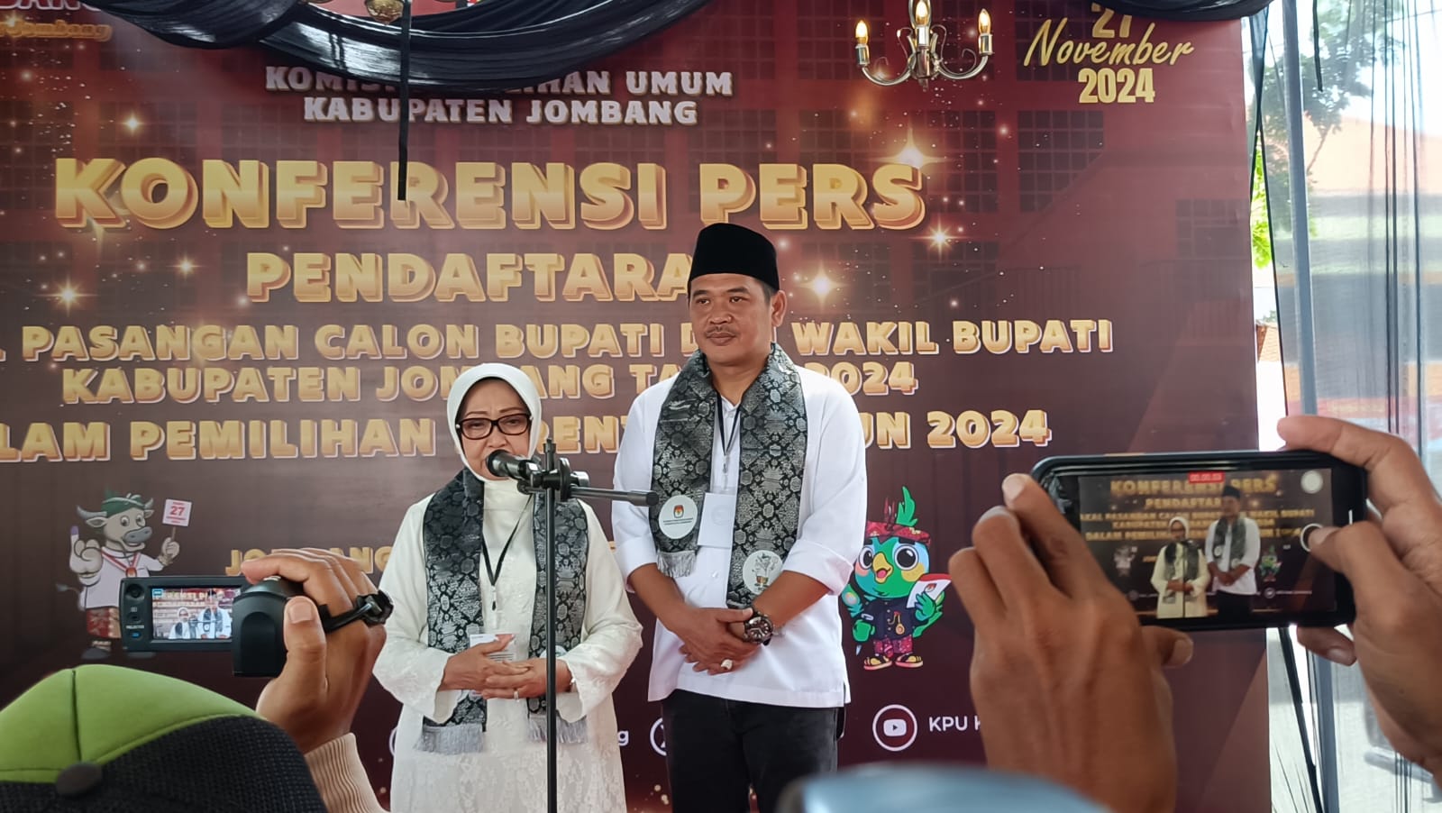 Siap Maju Pilkada Jombang 2024, Petahana Mundjidah-Sumrambah Daftar ke KPU di Hari Pertama